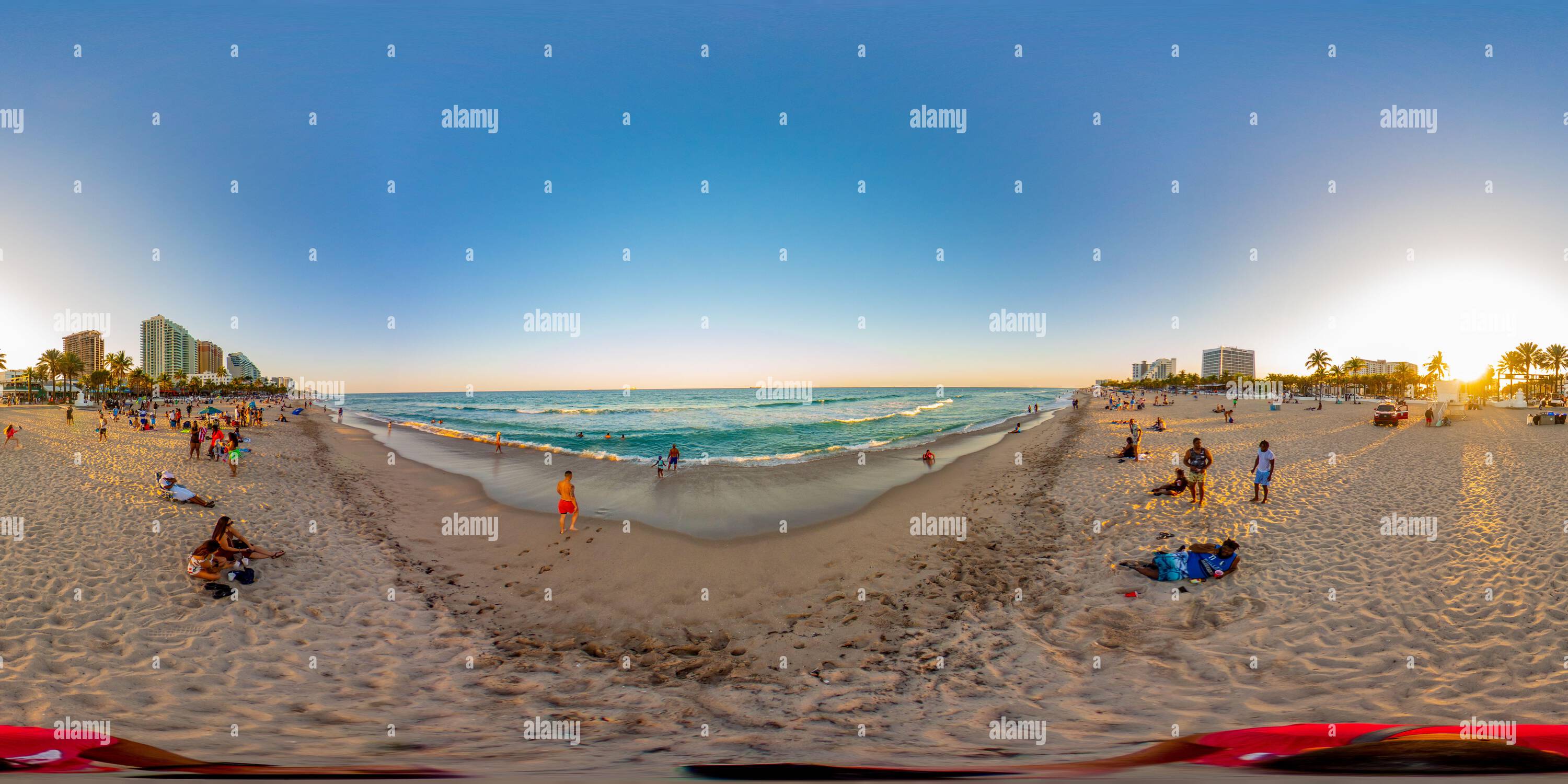 Visualizzazione panoramica a 360 gradi di Fort Lauderdale, FL, Stati Uniti d'America - 27 marzo 2022: 360 foto sferiche di vr Fort Lauderdale Beach durante la pausa primaverile del college 2022