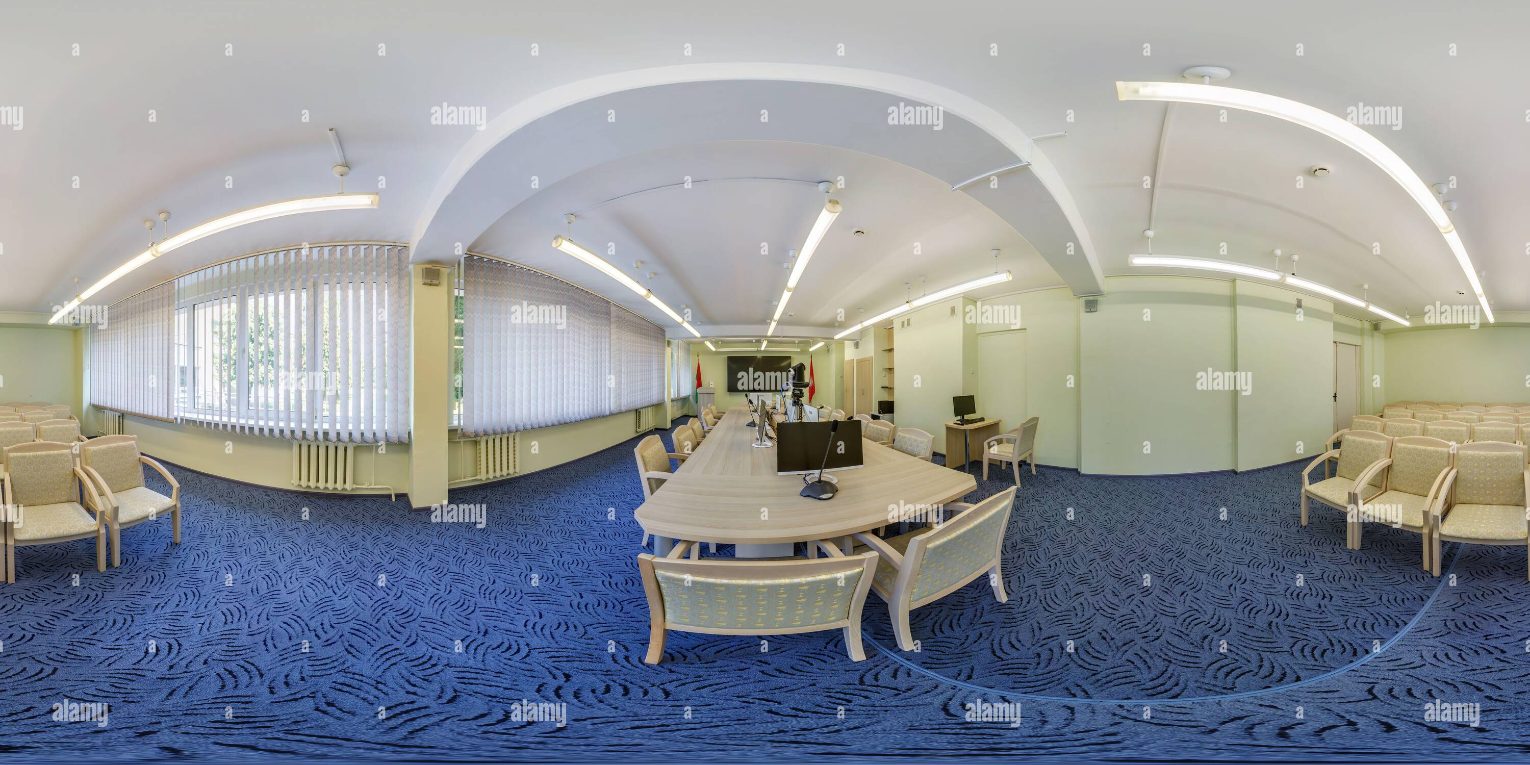 Visualizzazione panoramica a 360 gradi di MINSK, BIELORUSSIA - GENNAIO 2021: 360 hdr panorama interno moderna sala conferenze in pieno sferico 360 da 180 gradi senza giunture equiregetal