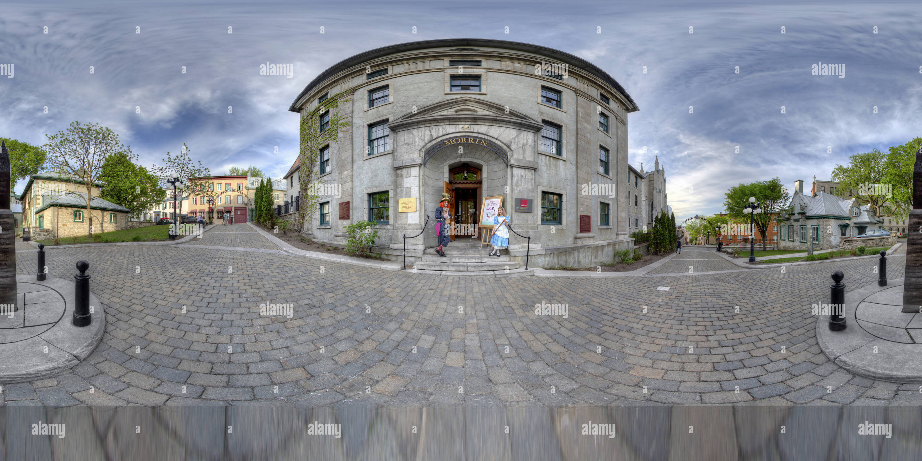 Visualizzazione panoramica a 360 gradi di Alice &amp; il Mad Hatter accoglie i visitatori del Centro Morrin di Quebec City, Quebec, Canada