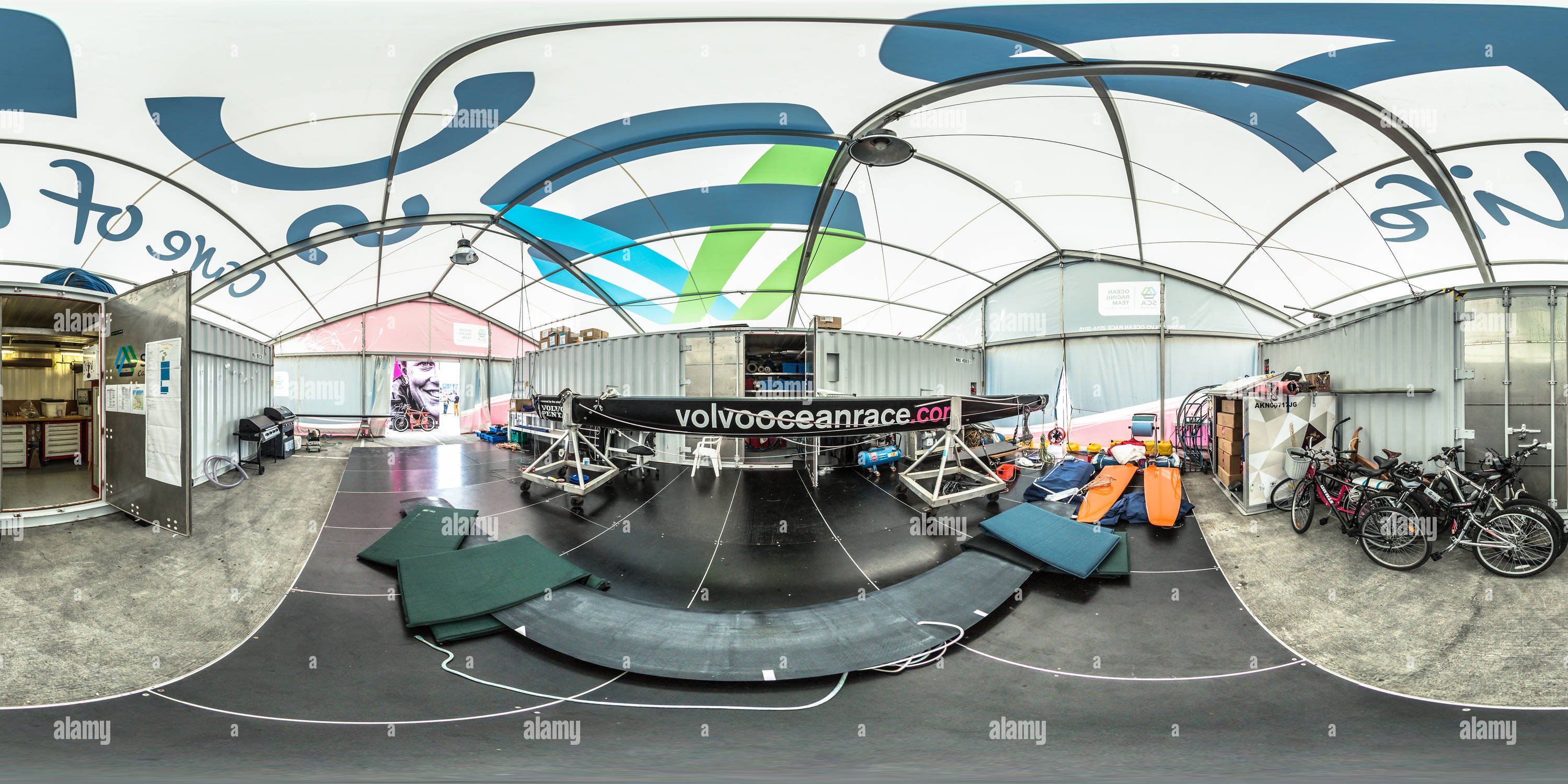 Visualizzazione panoramica a 360 gradi di Procedure di manutenzione dal Team SCA presso la Equipment zone - Volvo Ocean Race 2015 Auckland stopover - Nuova Zelanda