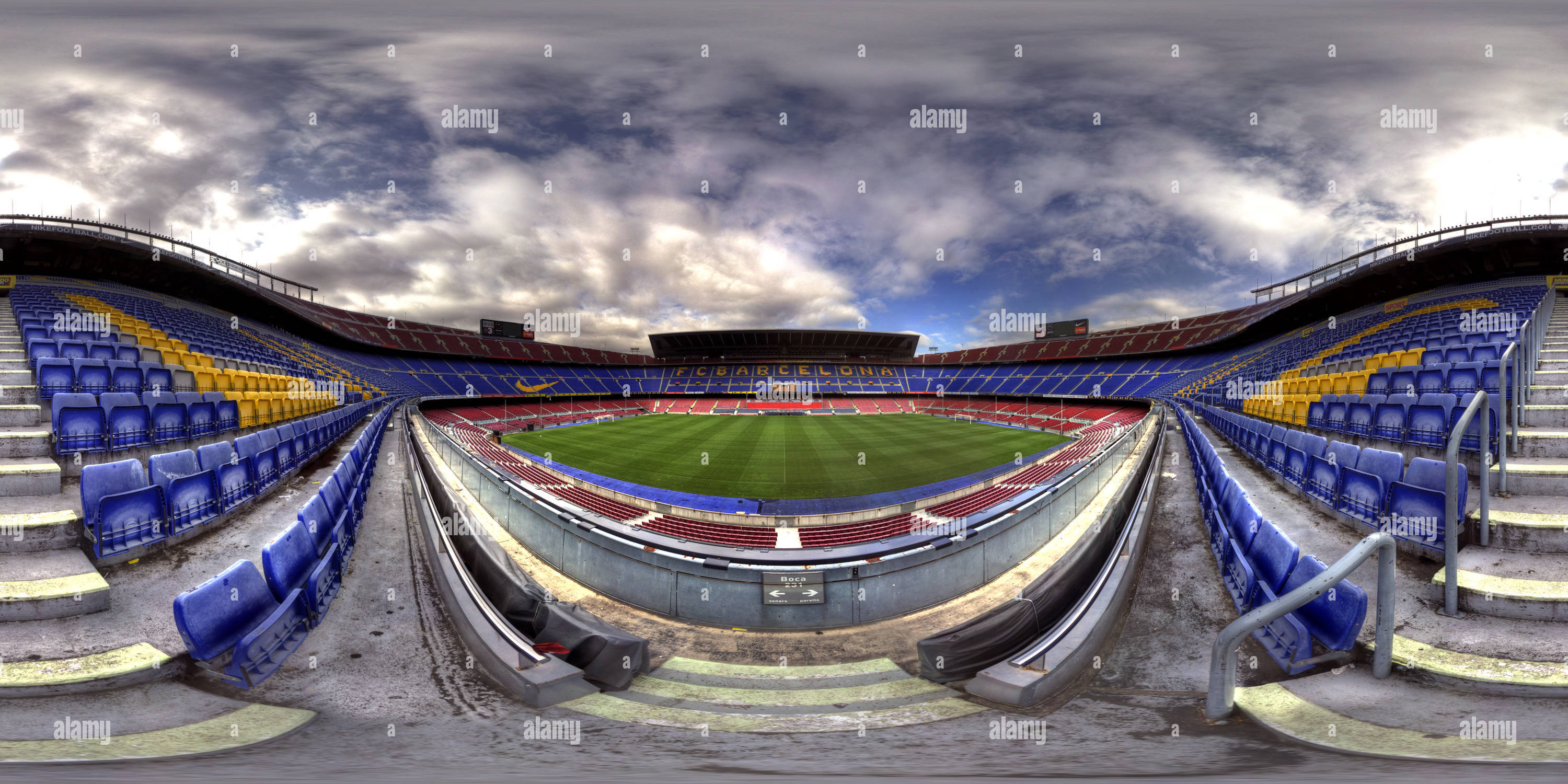 Visualizzazione panoramica a 360 gradi di Giornata nuvolosa allo stadio Camp Nou, sede della squadra di calcio di Barcellona, Catalogna - Spagna