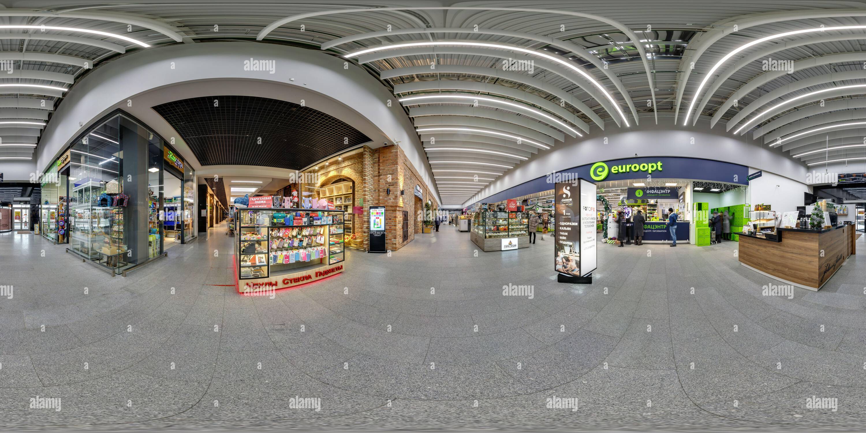 Visualizzazione panoramica a 360 gradi di MINSK, BIELORUSSIA - MAGGIO, 2021: Completamente sferico senza giunture hdri 360 vista panoramica all'interno della sala moderna del centro commerciale in proiettili equirectangular