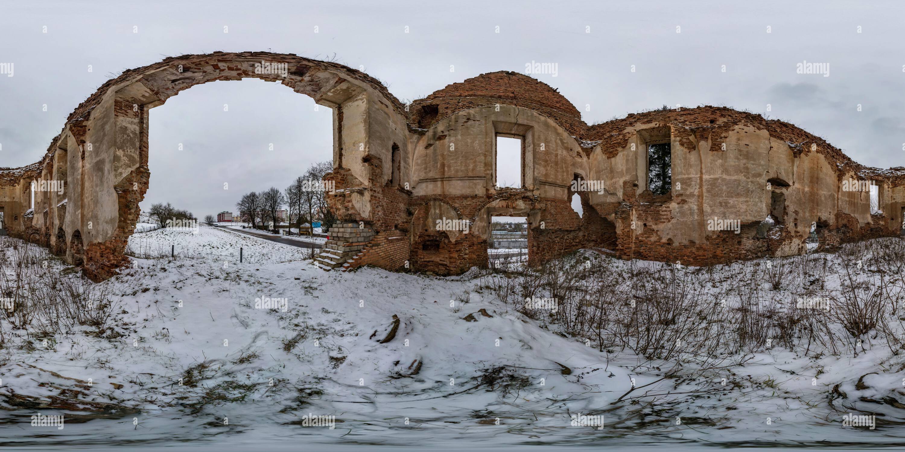 Visualizzazione panoramica a 360 gradi di full inverno hdri panorama 360 gradi angolo vista all'interno rovine di vecchia chiesa cattolica abbandonata in proiezione equirettangolare con zenith e nadir. VR