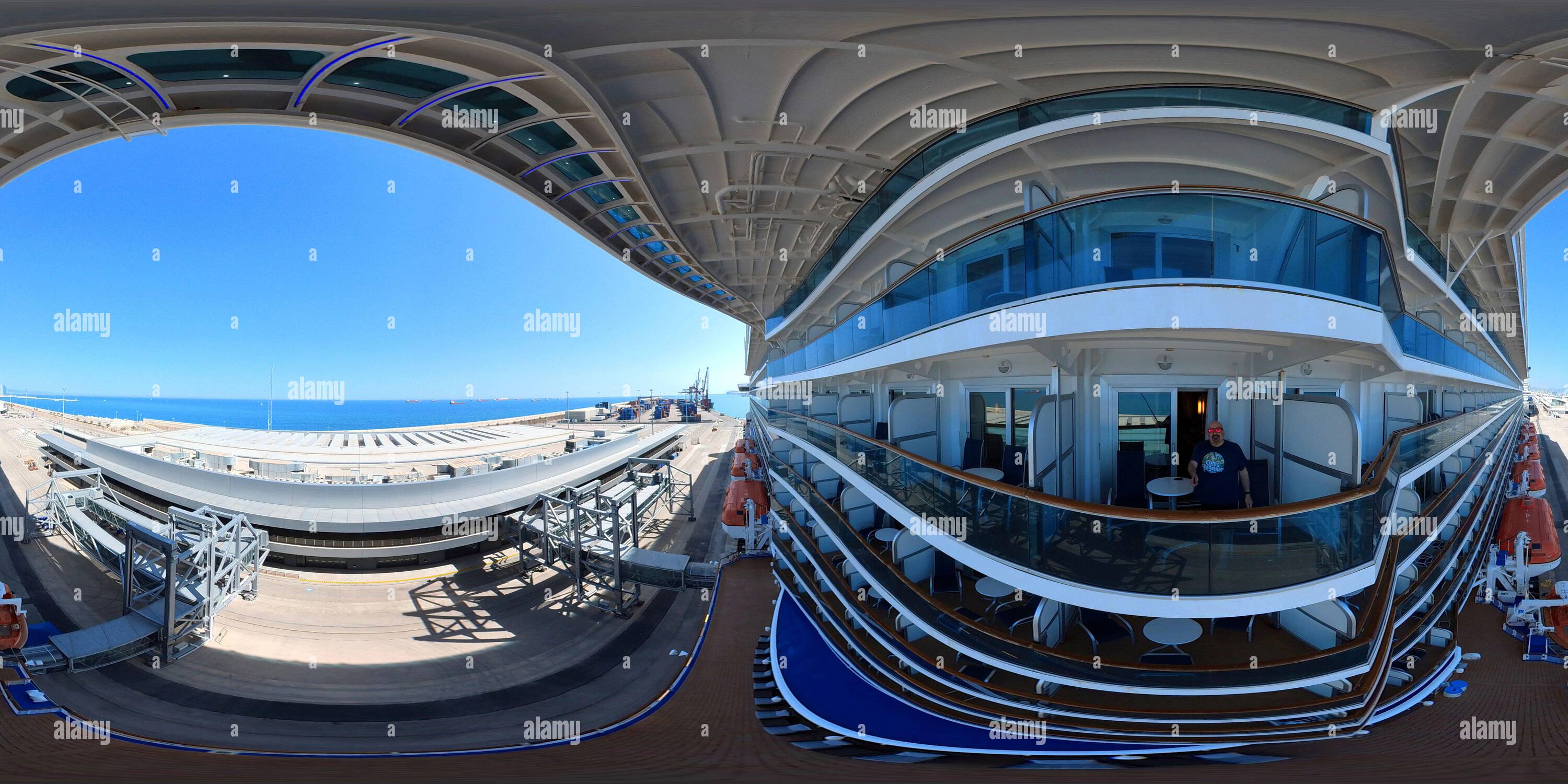 Visualizzazione panoramica a 360 gradi di Si affaccia sul balcone della nave da crociera Regal Princess mentre è ormeggiata a Barcellona, Spagna