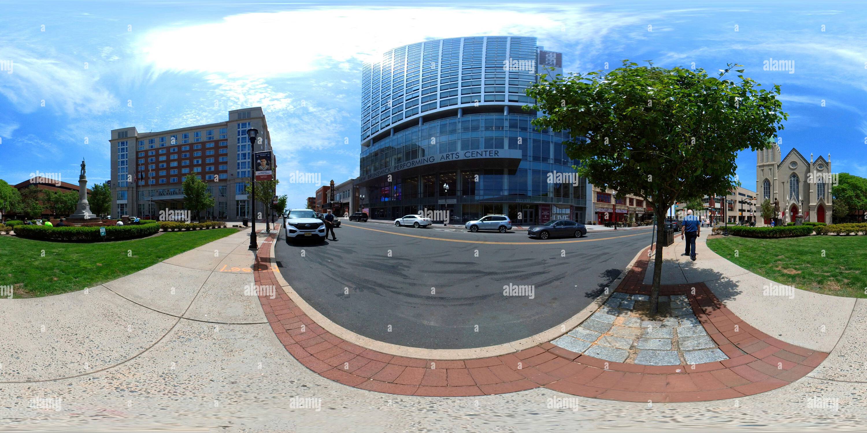 Visualizzazione panoramica a 360 gradi di Centro di New Brunswick, New Jersey, all'incrocio tra Livingston Avenue e George Street con l'Heldrich Hotel e il centro delle arti dello spettacolo di New Brunswick