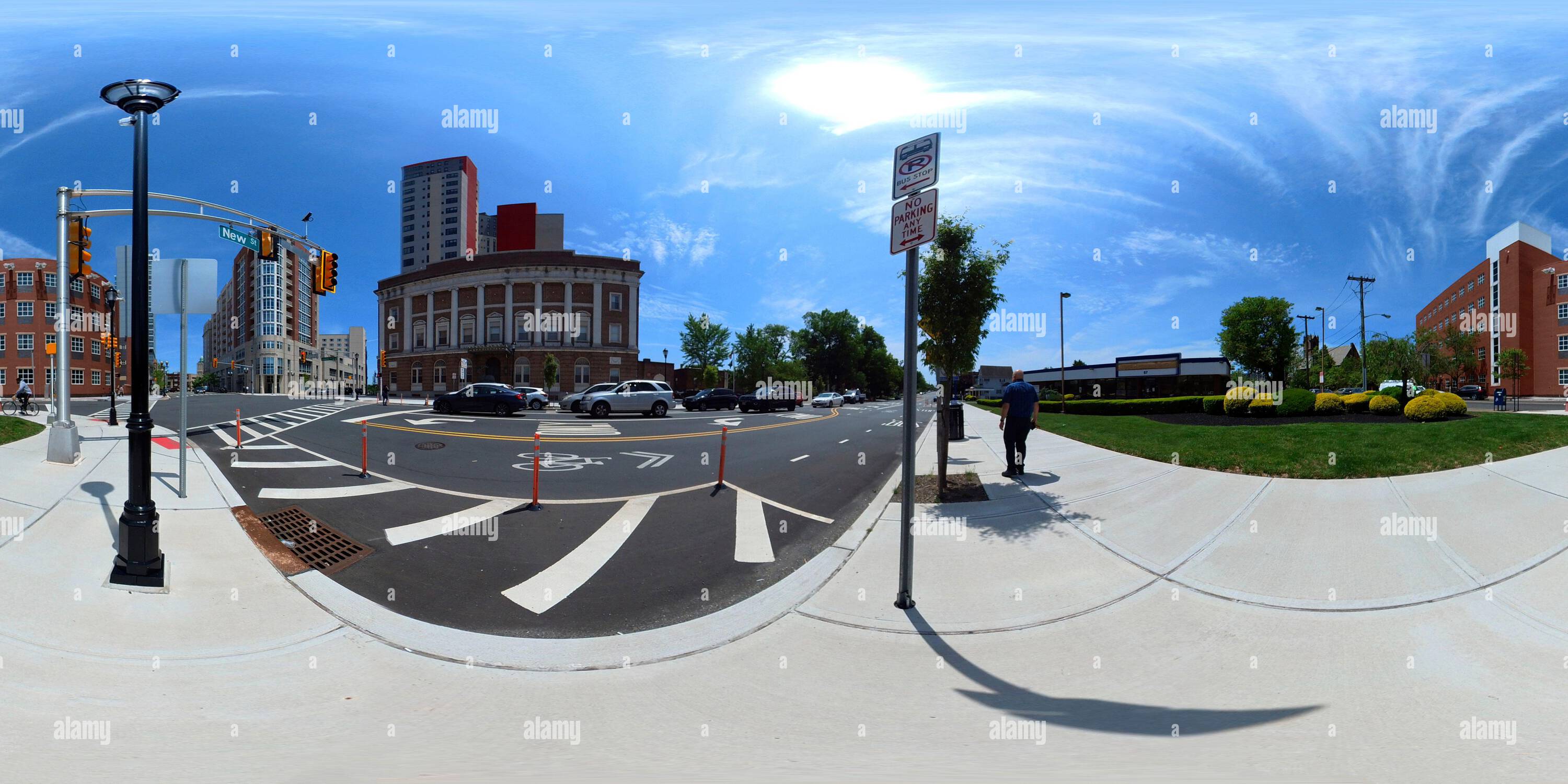 Visualizzazione panoramica a 360 gradi di Centro di New Brunswick, New Jersey, all'incrocio tra Livingston Avenue e George Street con l'Heldrich Hotel e il centro delle arti dello spettacolo di New Brunswick