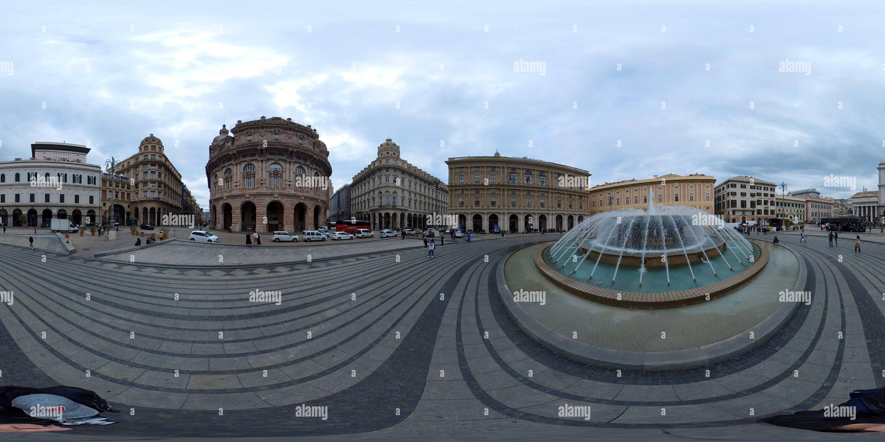 Visualizzazione panoramica a 360 gradi di Piazza de Ferrari a Genova, Italia