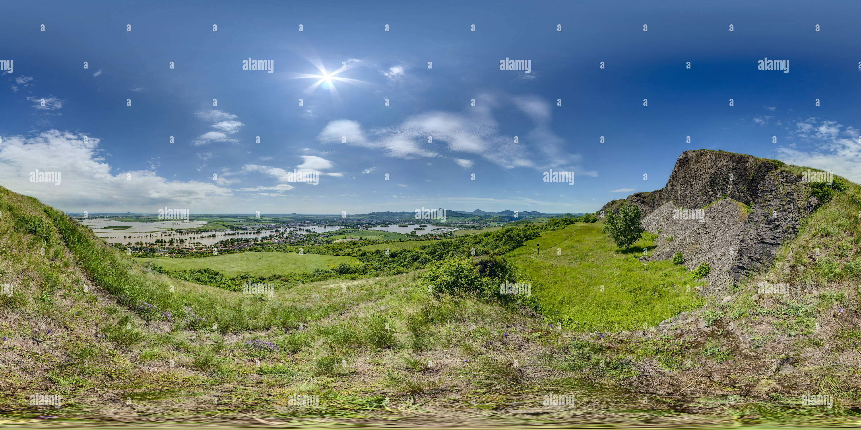 Visualizzazione panoramica a 360 gradi di Radobyl Hill - Cava e una vista di Lovosice Flood 2013