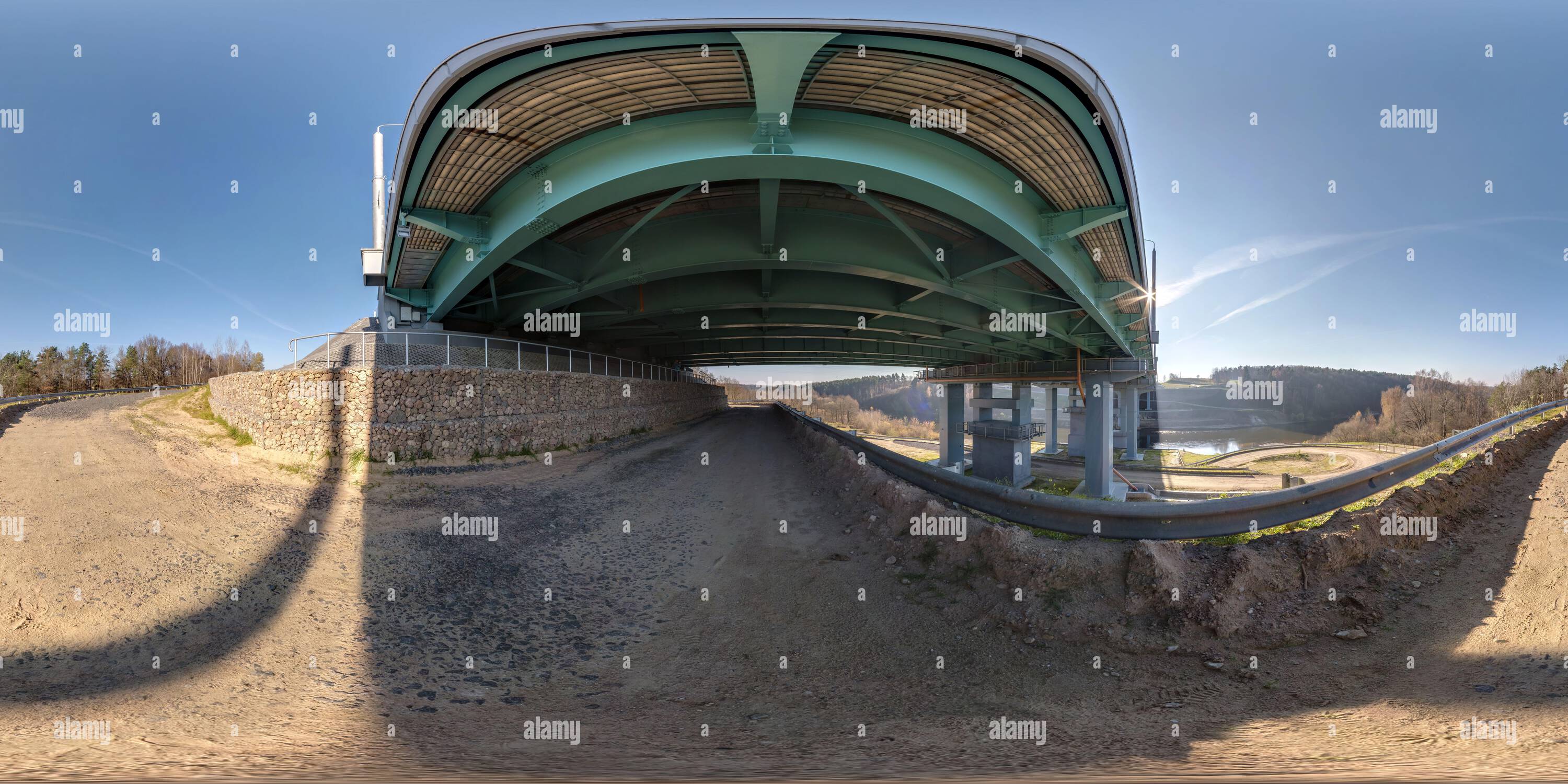 Visualizzazione panoramica a 360 gradi di full hdri 360 panorama vicino a telaio in acciaio costruzione di un enorme ponte auto attraverso il fiume in una proiezione equirettangolare sferica senza giunzioni. Contenuti VR AR
