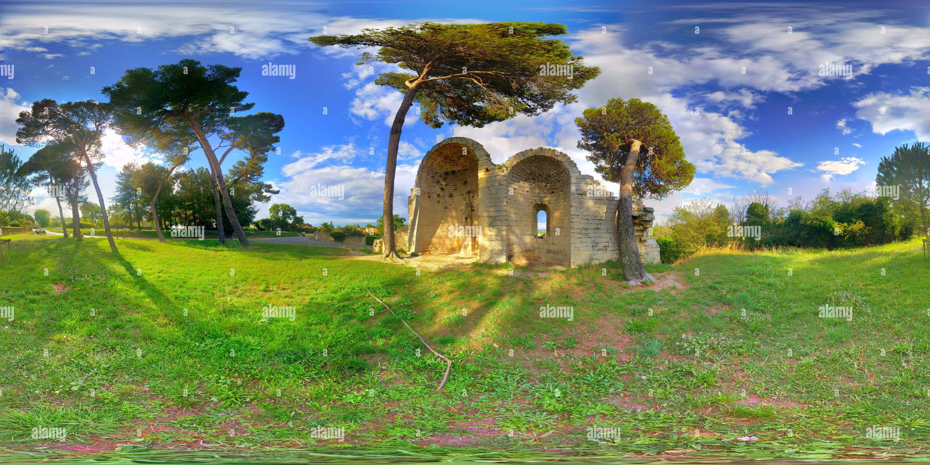 Visualizzazione panoramica a 360 gradi di La chiesa di Saint Genies rimane