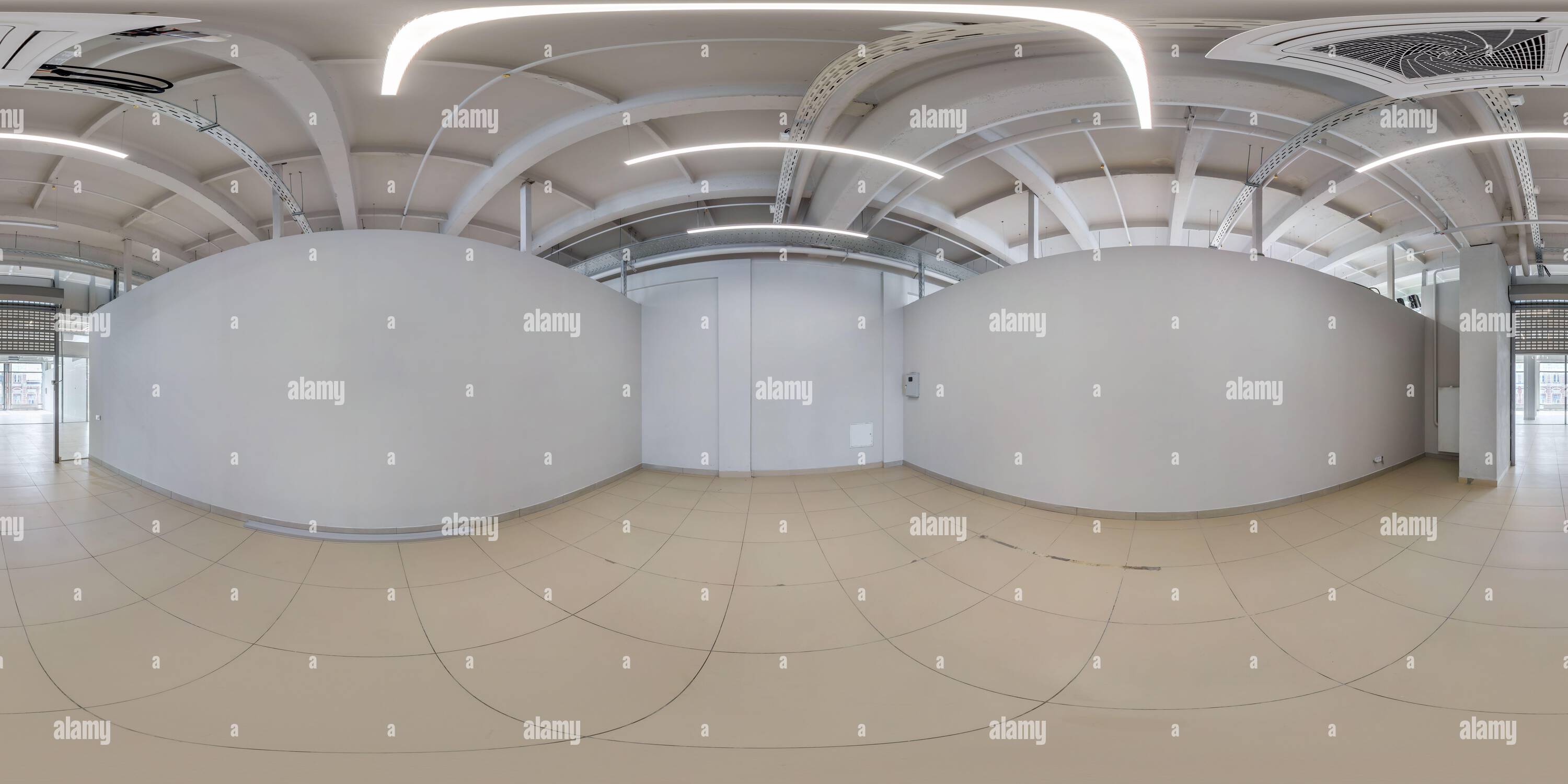 Visualizzazione panoramica a 360 gradi di panorama sferico completo hdri 360 all'interno di una stanza bianca vuota con riparazione per ufficio o negozio in proiezione equiregolare,