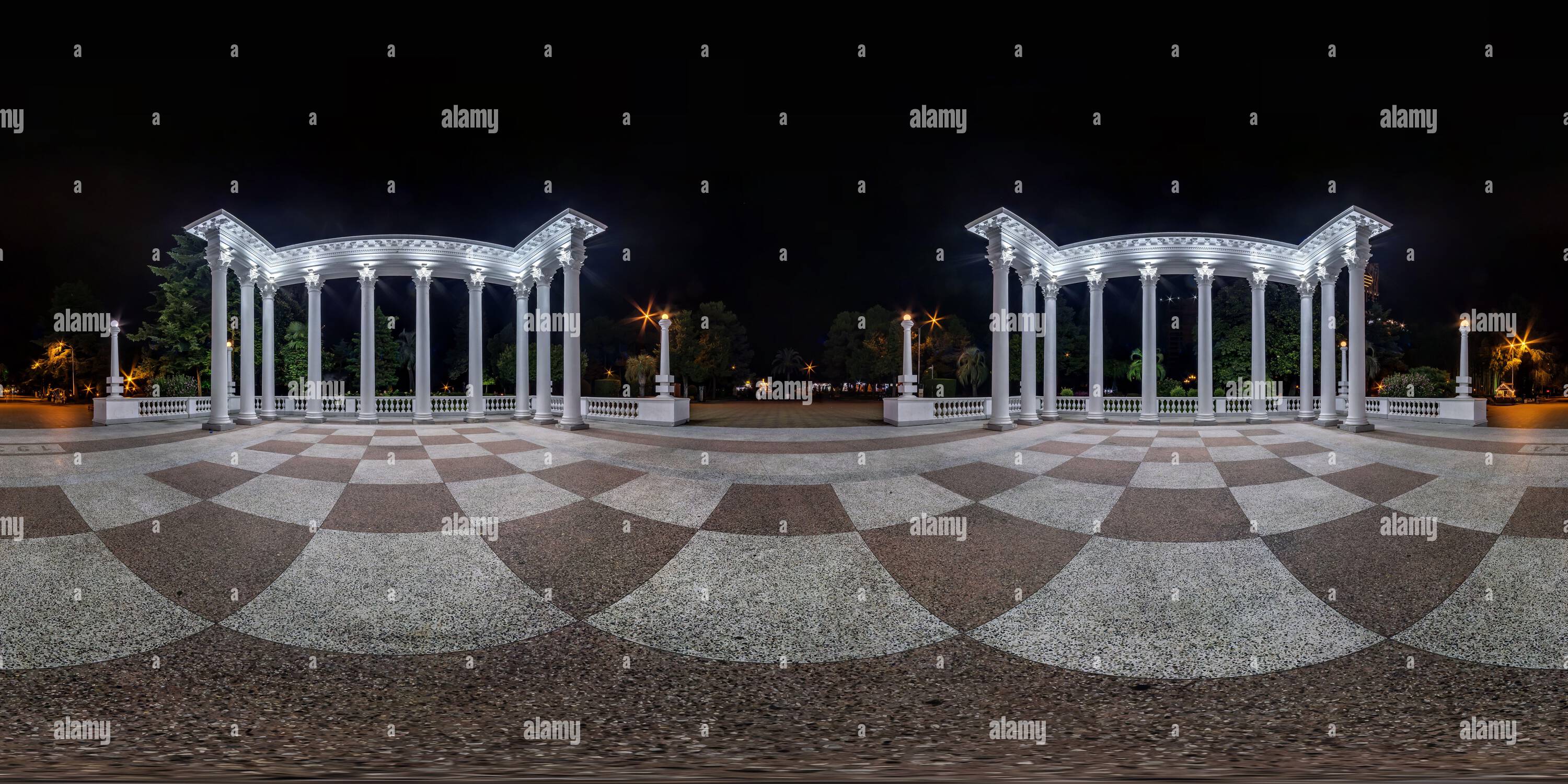 Visualizzazione panoramica a 360 gradi di Panorama 360 hdri sferico senza giunture nel centro della città sulla piazza con colonnato in proiezione equirettangolare, per contenuti VR AR,