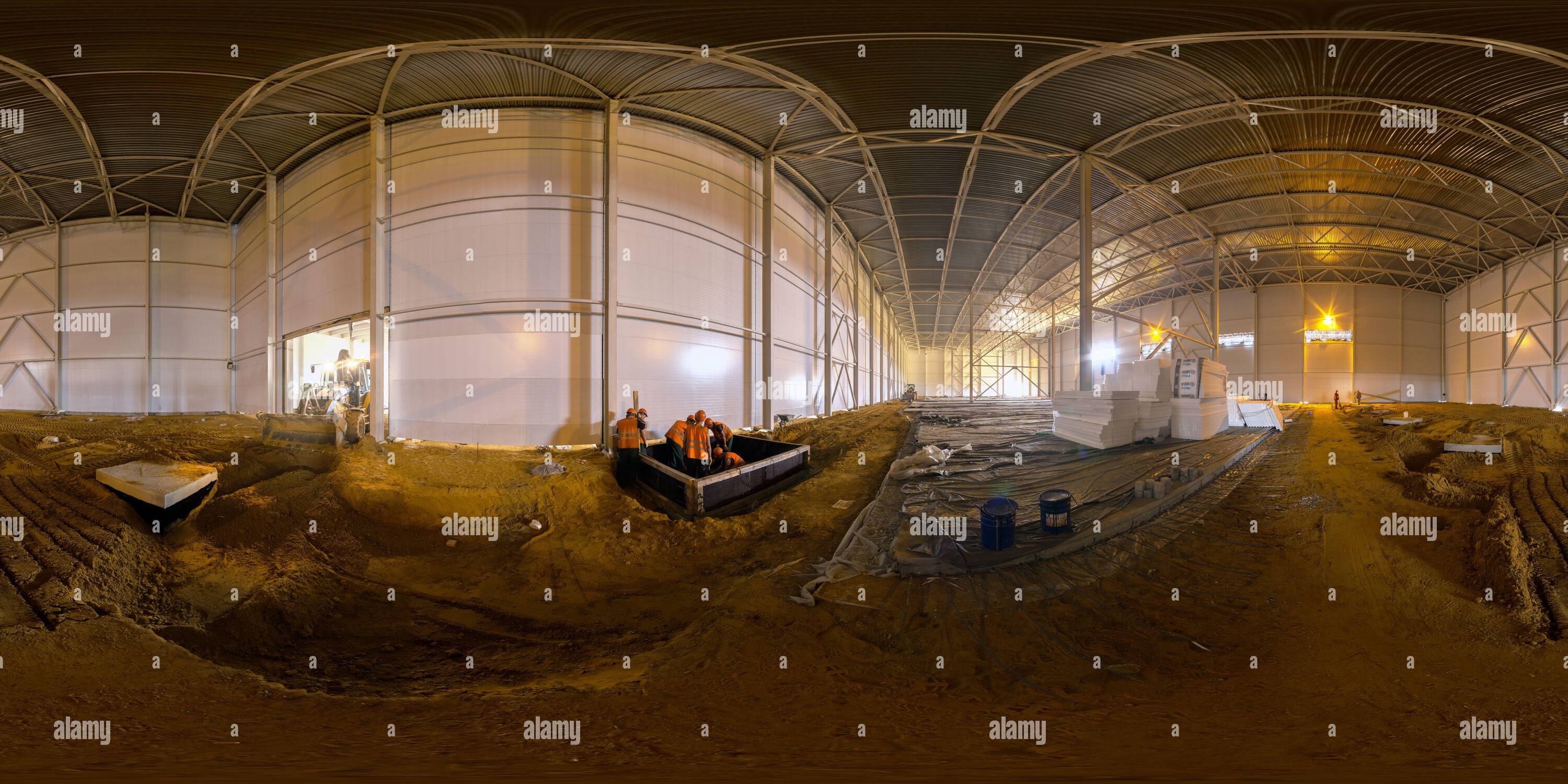 Visualizzazione panoramica a 360 gradi di Panorama sferico completo senza cuciture a 360 gradi in proiezione equirettangolare del sito di costruzione indoor a Tula, Russia - 4 giugno 2013