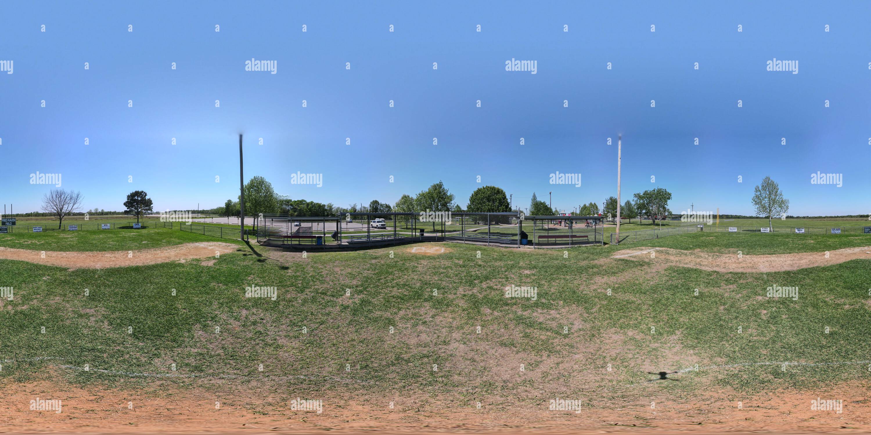 Visualizzazione panoramica a 360 gradi di Campi da baseball vuoti e consumati in una chiara giornata estiva.