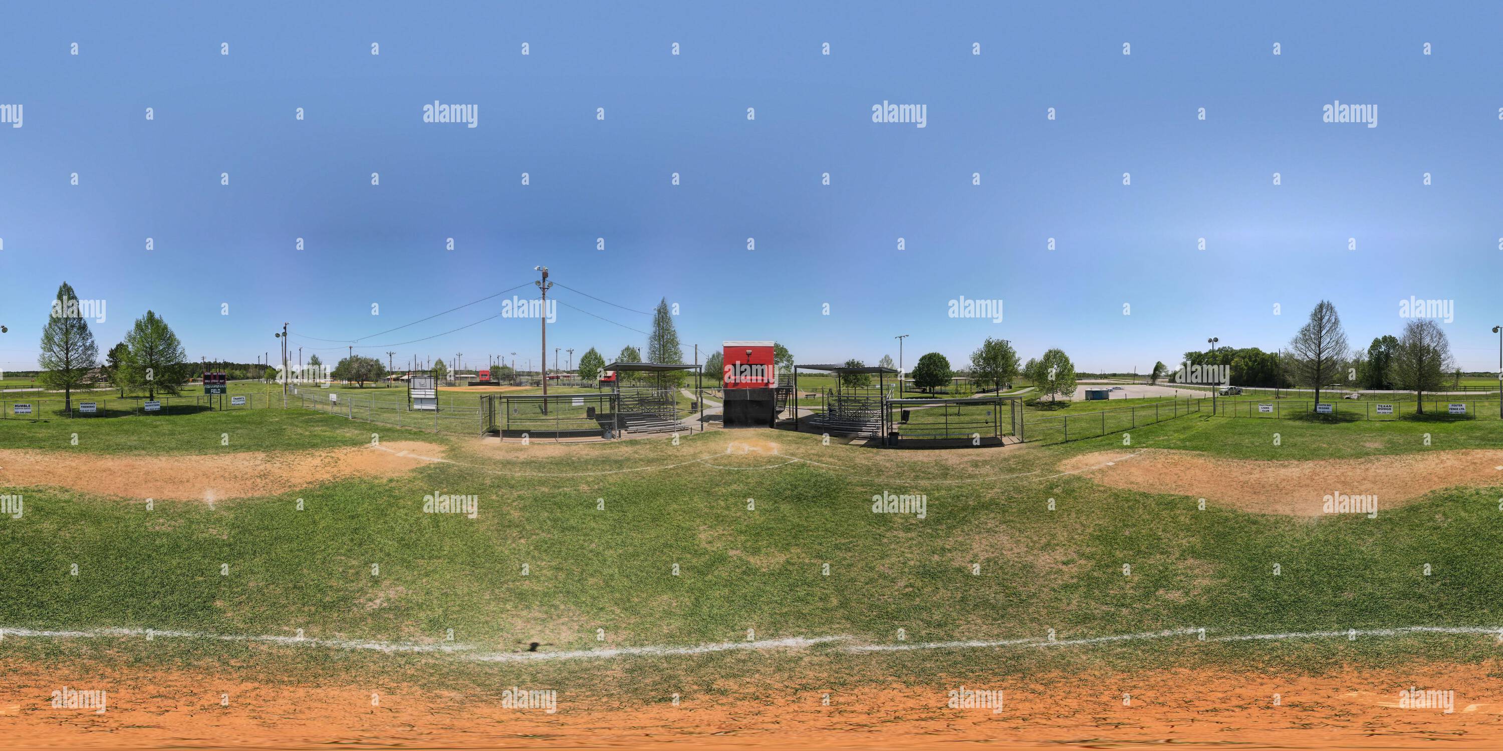 Visualizzazione panoramica a 360 gradi di Campi da baseball vuoti e consumati in una chiara giornata estiva.