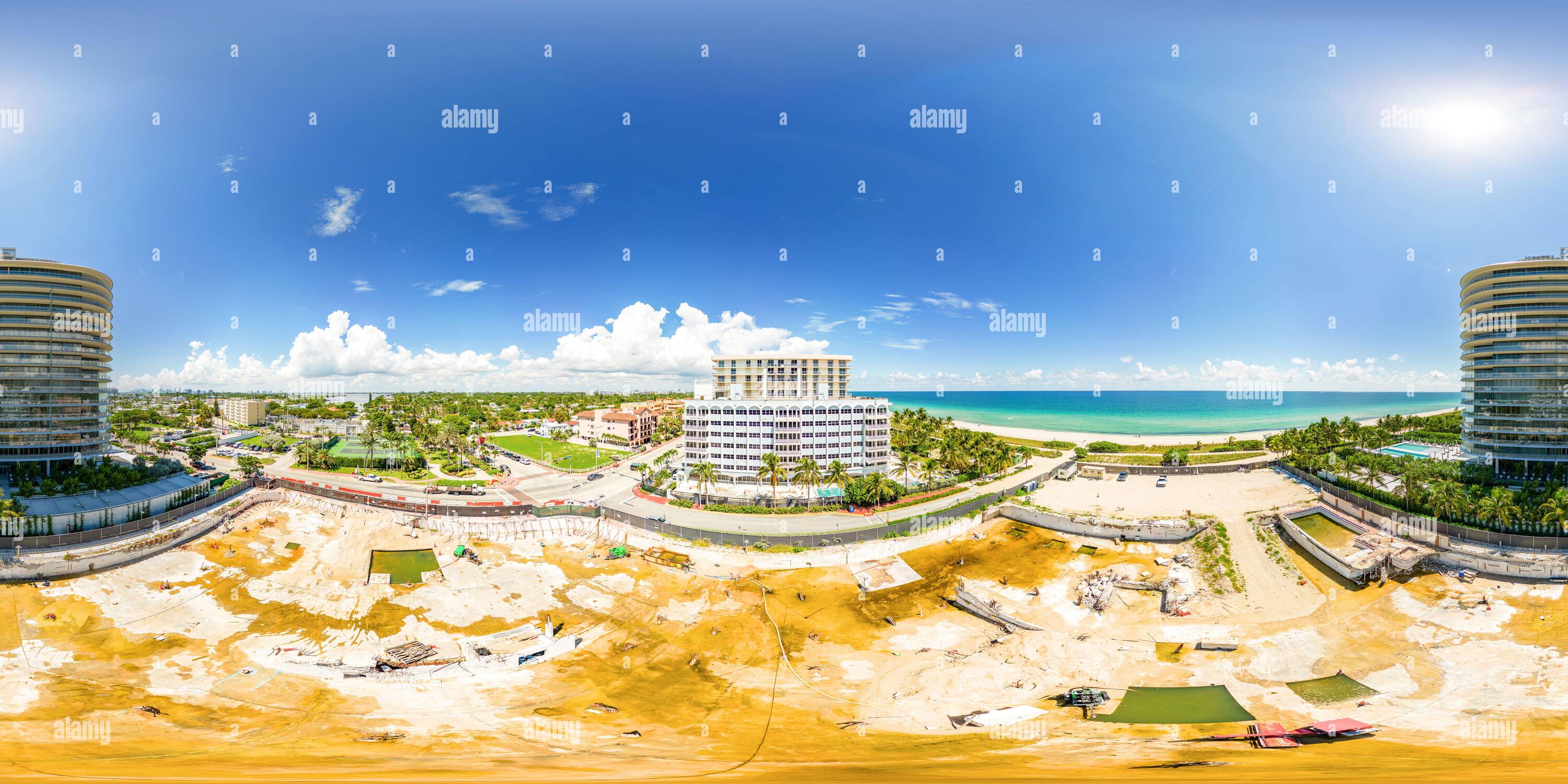 Visualizzazione panoramica a 360 gradi di Surfside, FL, USA - 22 settembre 2022: Drone aereo 360 sferico equirettangolare panorama Champlain Towers sud