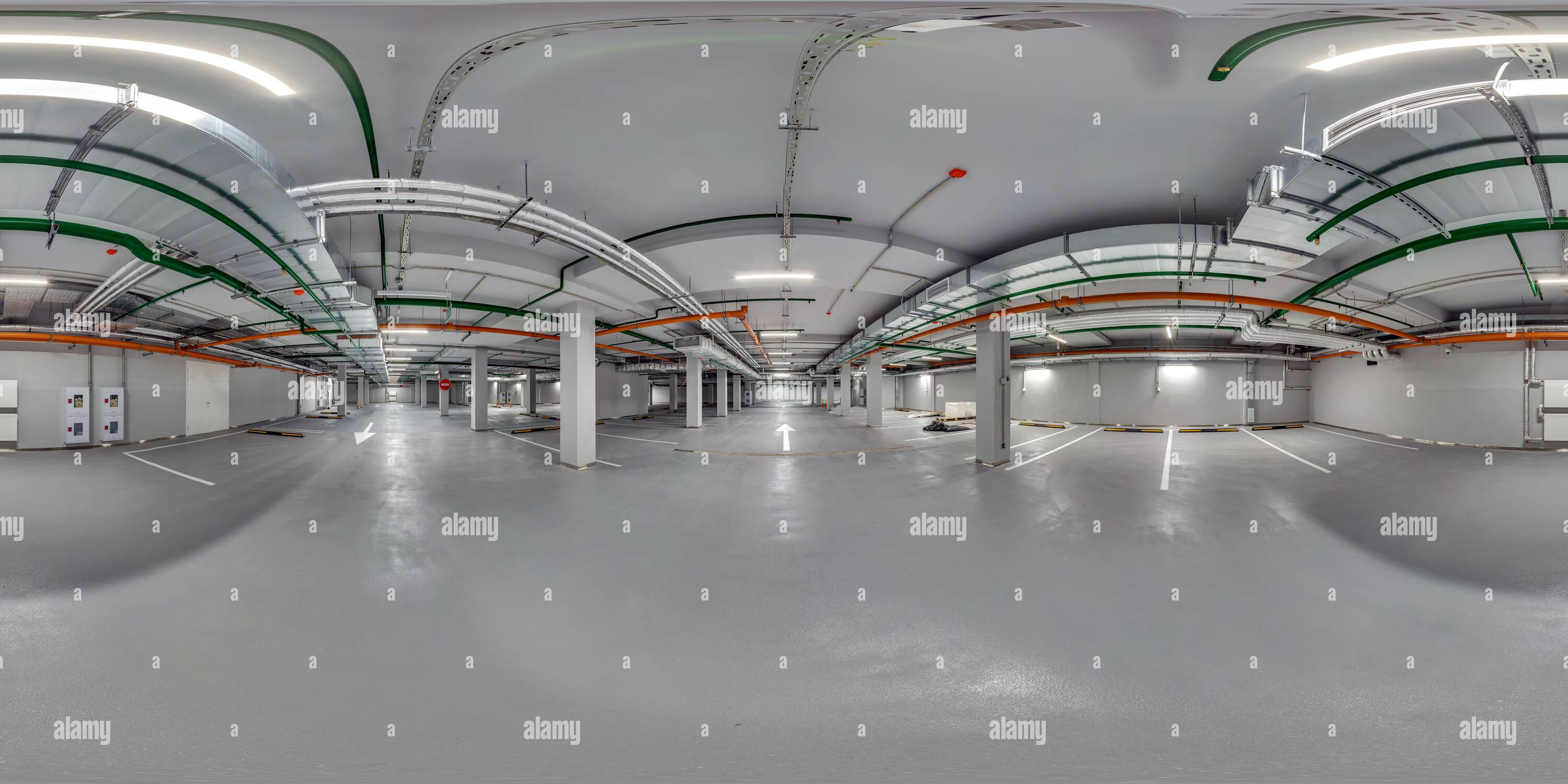 Visualizzazione panoramica a 360 gradi di Panorama completo sferico hdri 360 in garage sotterraneo vuoto con colonne con comunicazione in proiezione equirettangolare, contenuto VR,