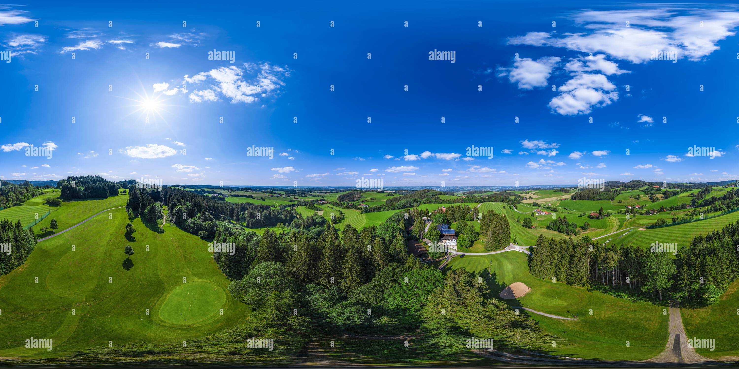 Visualizzazione panoramica a 360 gradi di Vista su un campo da golf idilliaco immerso nella natura dell'alta Allgäu vicino a Kempten.