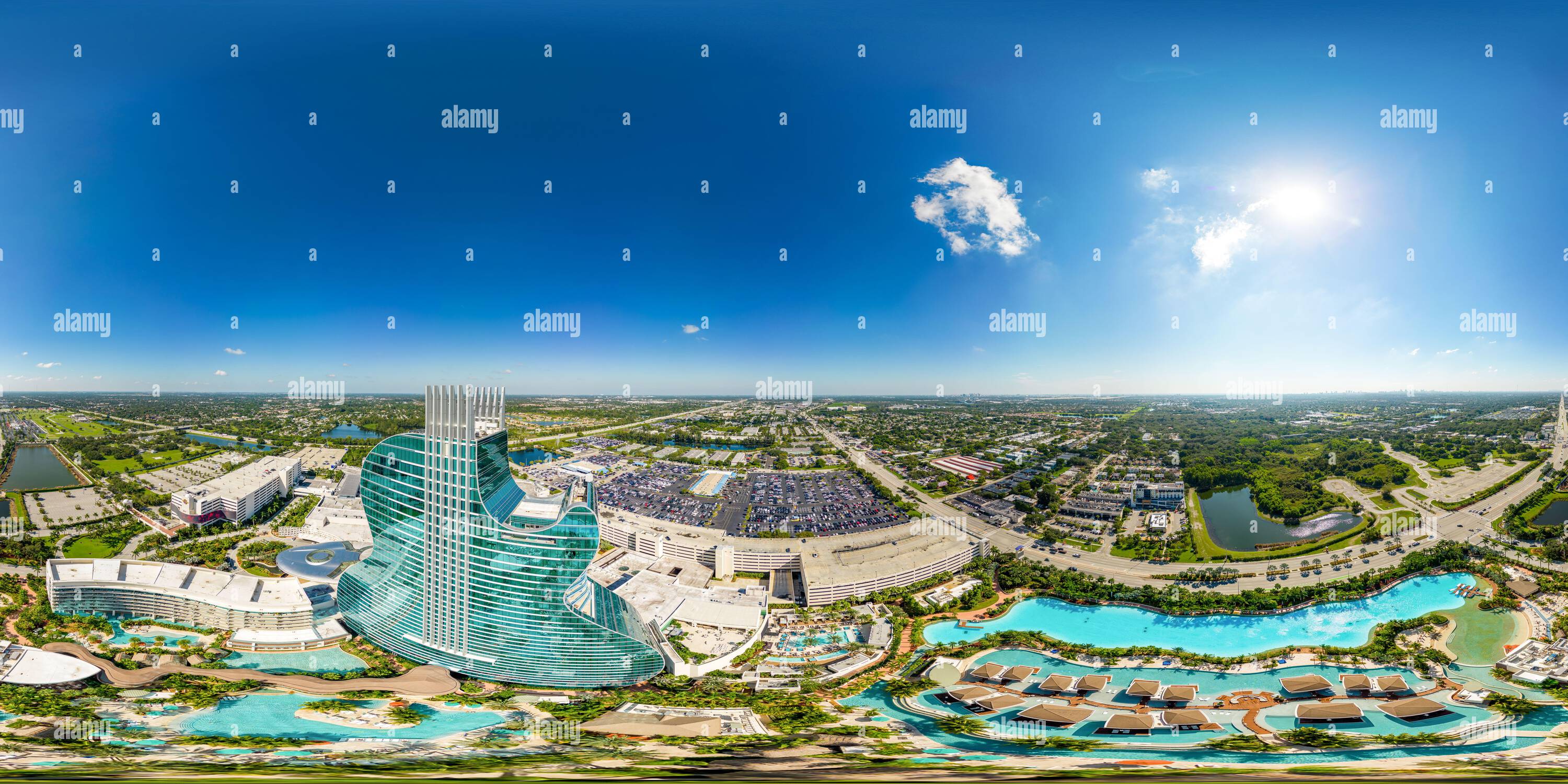 Visualizzazione panoramica a 360 gradi di Hollywood, FL, USA - 23 settembre 2022: Panorama sferico equirettangolare da 360 m, Hard Rock Casino Oasis Tower, hotel a forma di chitarra