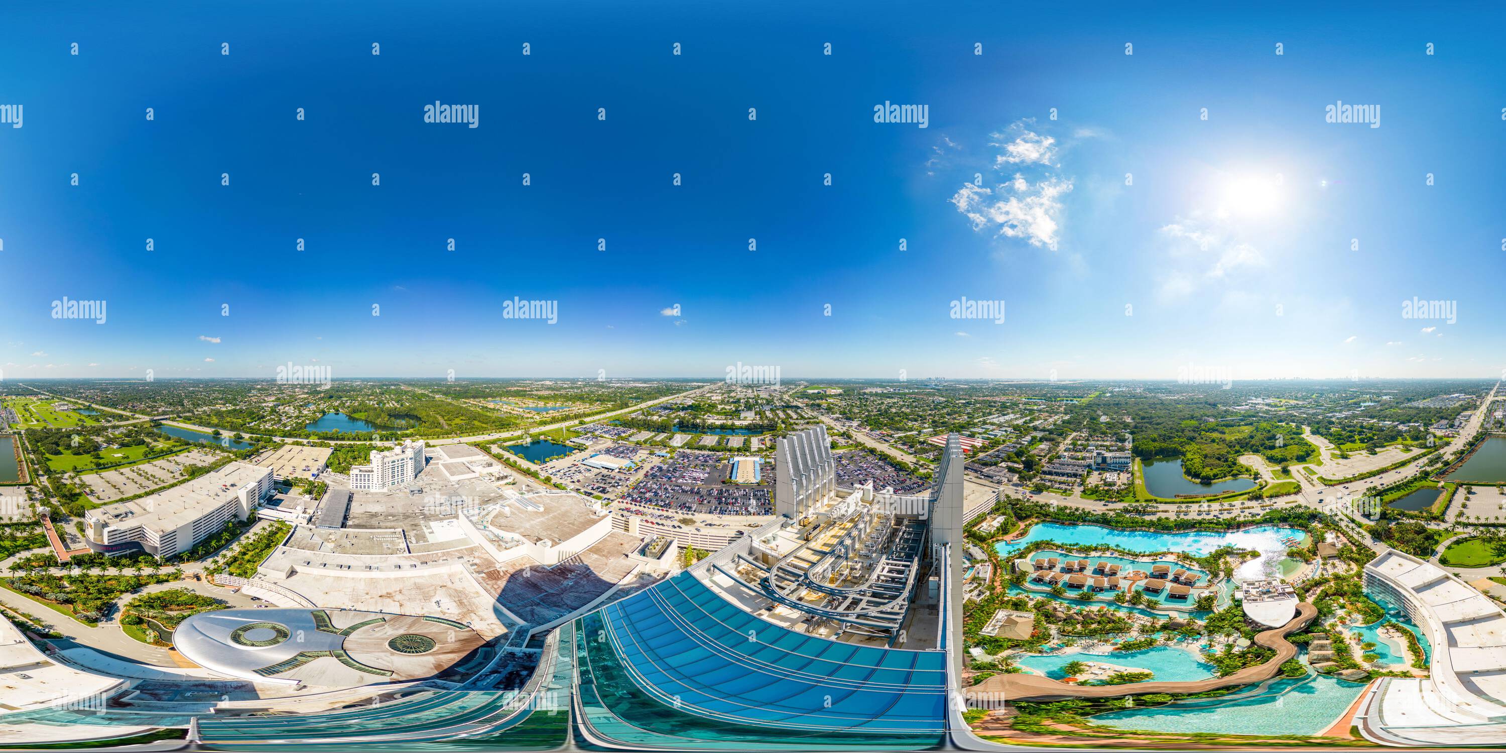 Visualizzazione panoramica a 360 gradi di Hollywood, FL, USA - 23 settembre 2022: Panorama sferico equirettangolare da 360 m, Hard Rock Casino Oasis Tower, hotel a forma di chitarra