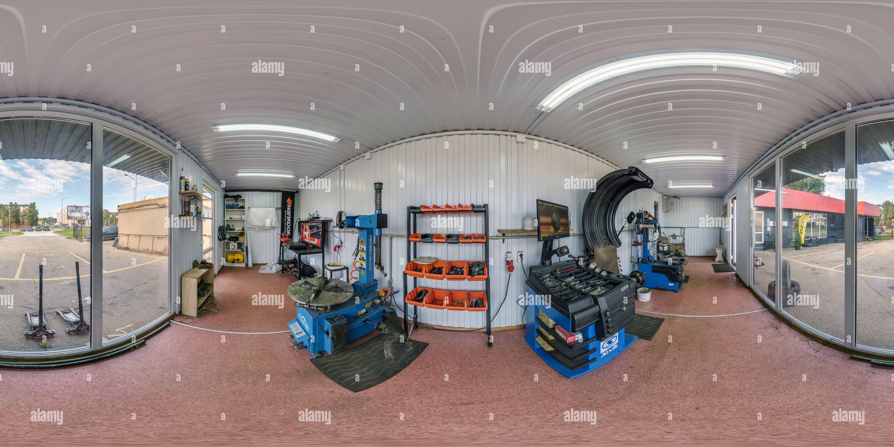 Visualizzazione panoramica a 360 gradi di MINSK, BIELORUSSIA - MAGGIO, 2021: Panorama completo sferico senza cuciture hdri 360 all'interno del negozio di auto, servizio di cambio pneumatico in equirettangolare
