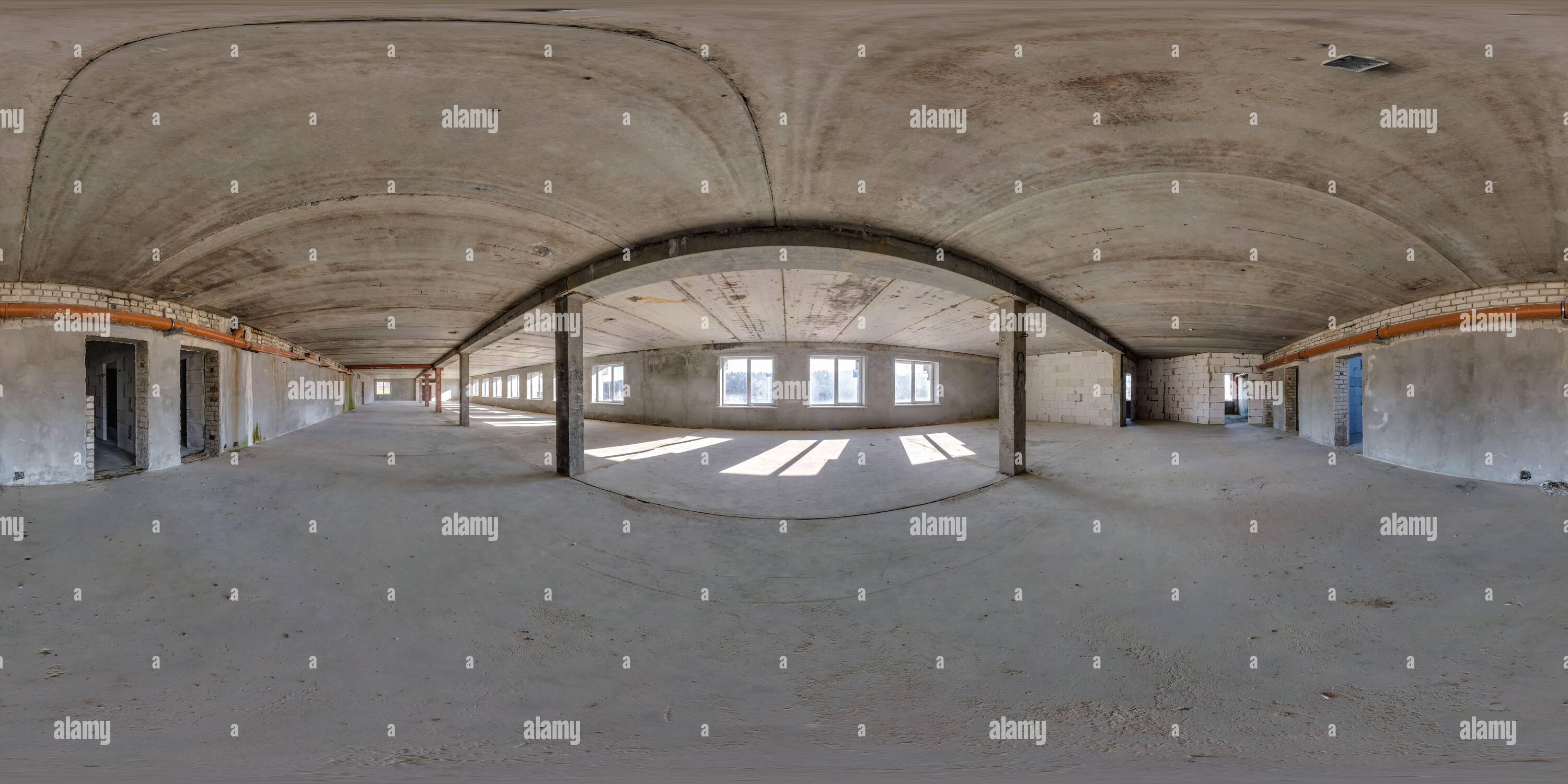 Visualizzazione panoramica a 360 gradi di panorama sferico hdri completamente senza cuciture a 360 gradi all'interno abbandonato di una grande stanza vuota come magazzino, hangar o gallario con finestre e colonne i