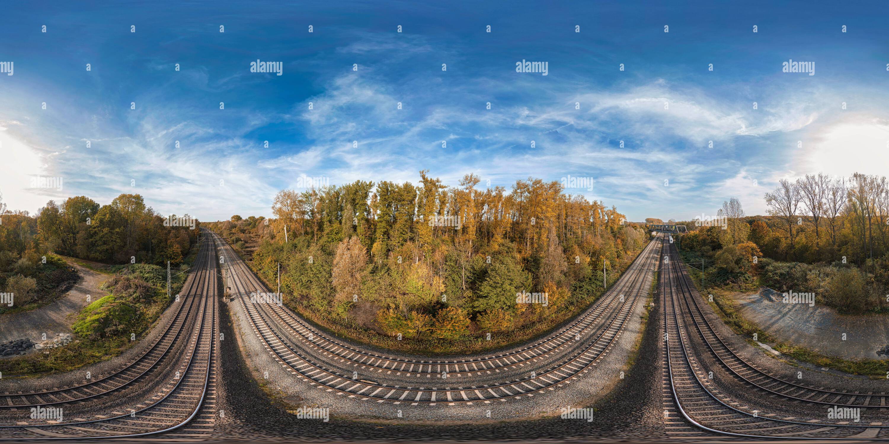 Visualizzazione panoramica a 360 gradi di Paesaggio aperto di interazione ferroviaria sullo sfondo del cielo nuvoloso. Hannover, Germania.