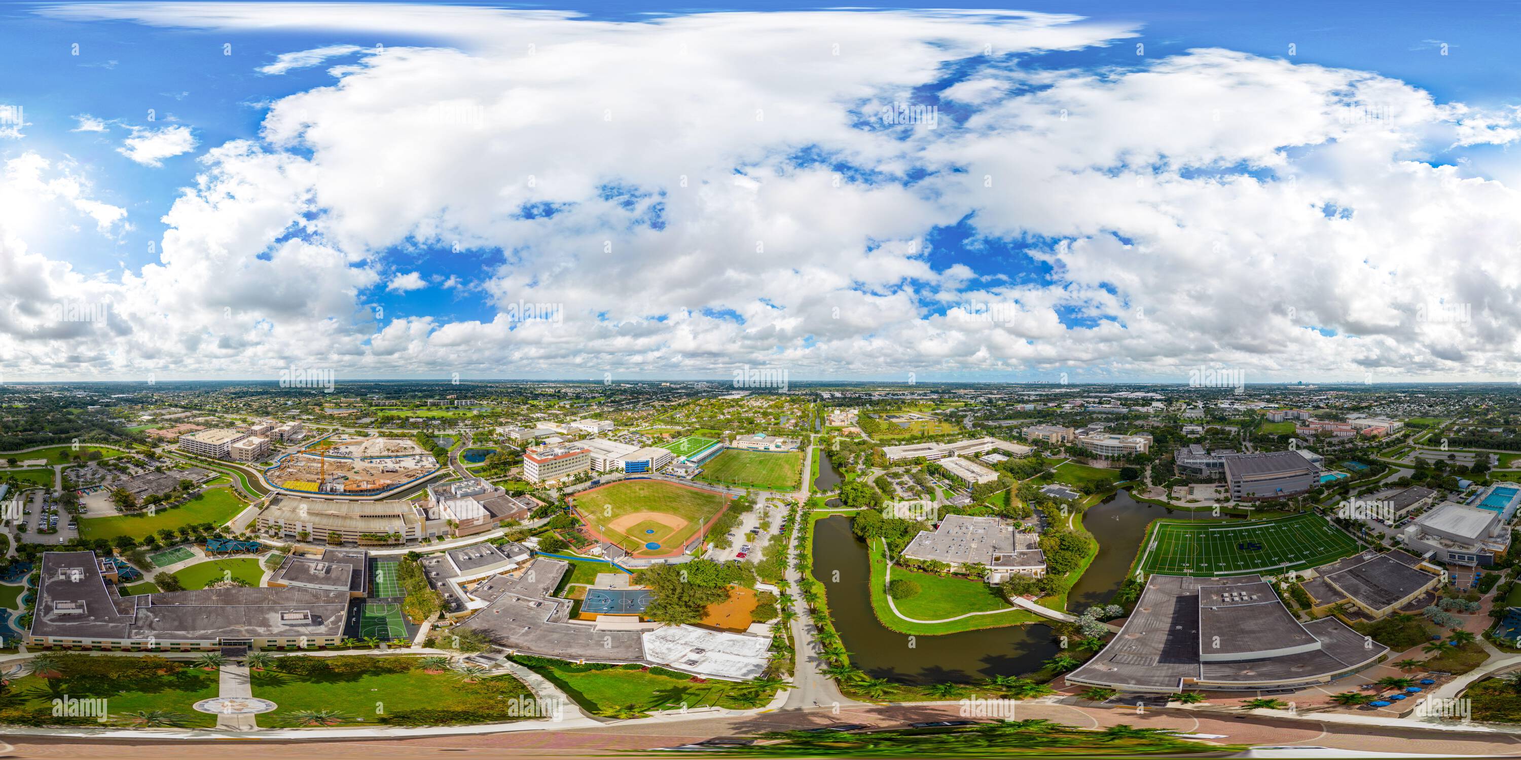 Visualizzazione panoramica a 360 gradi di DAVIE, FL, USA - 4 gennaio 2022: Foto aerea 360 equirettangolare del campus DAVIE della Nova Southeastern University