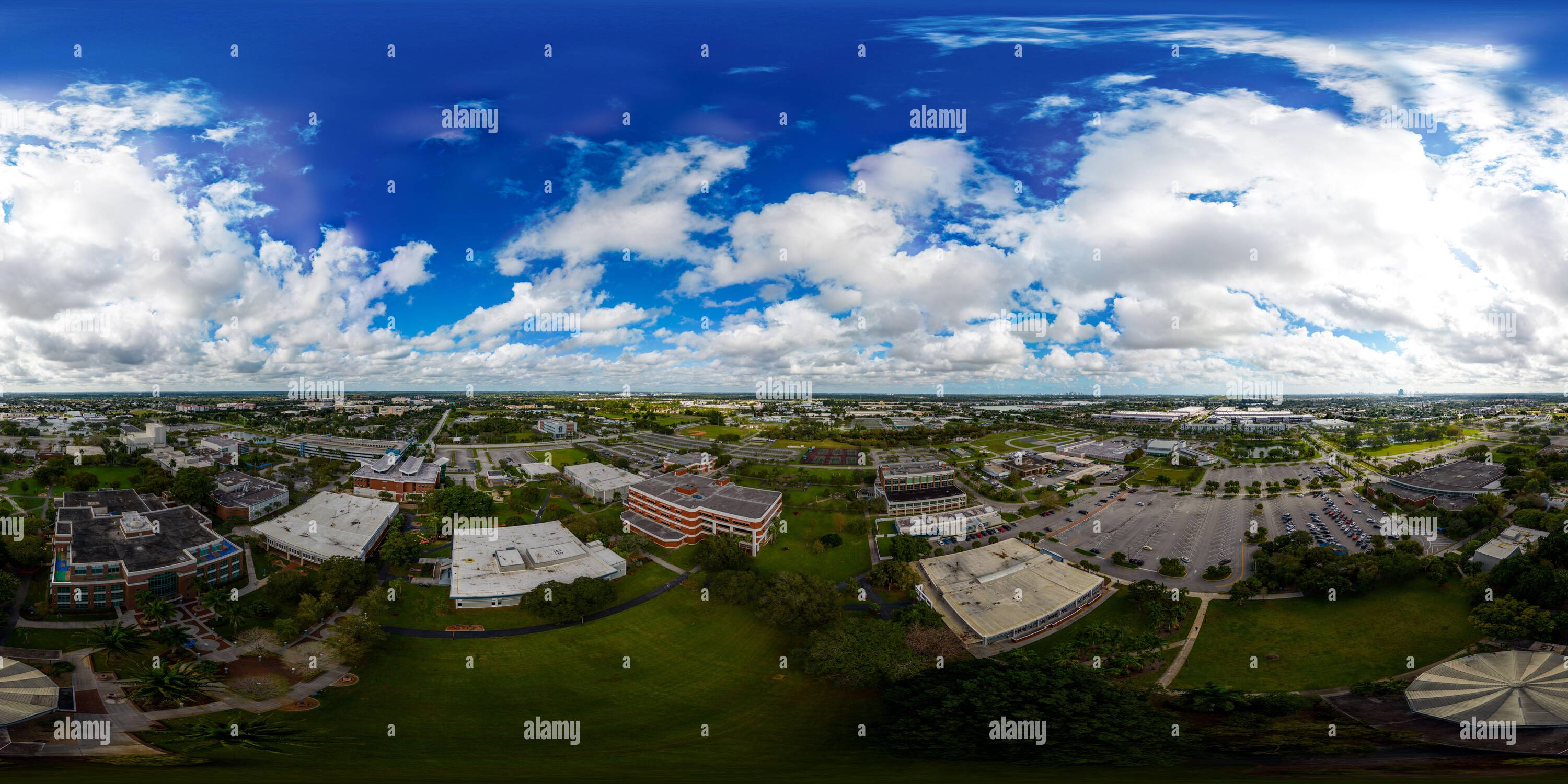 Visualizzazione panoramica a 360 gradi di DAVIE, FL, USA - 4 gennaio 2022: Foto aerea 360 equirettangolare del Florida Atlantic University Broward College