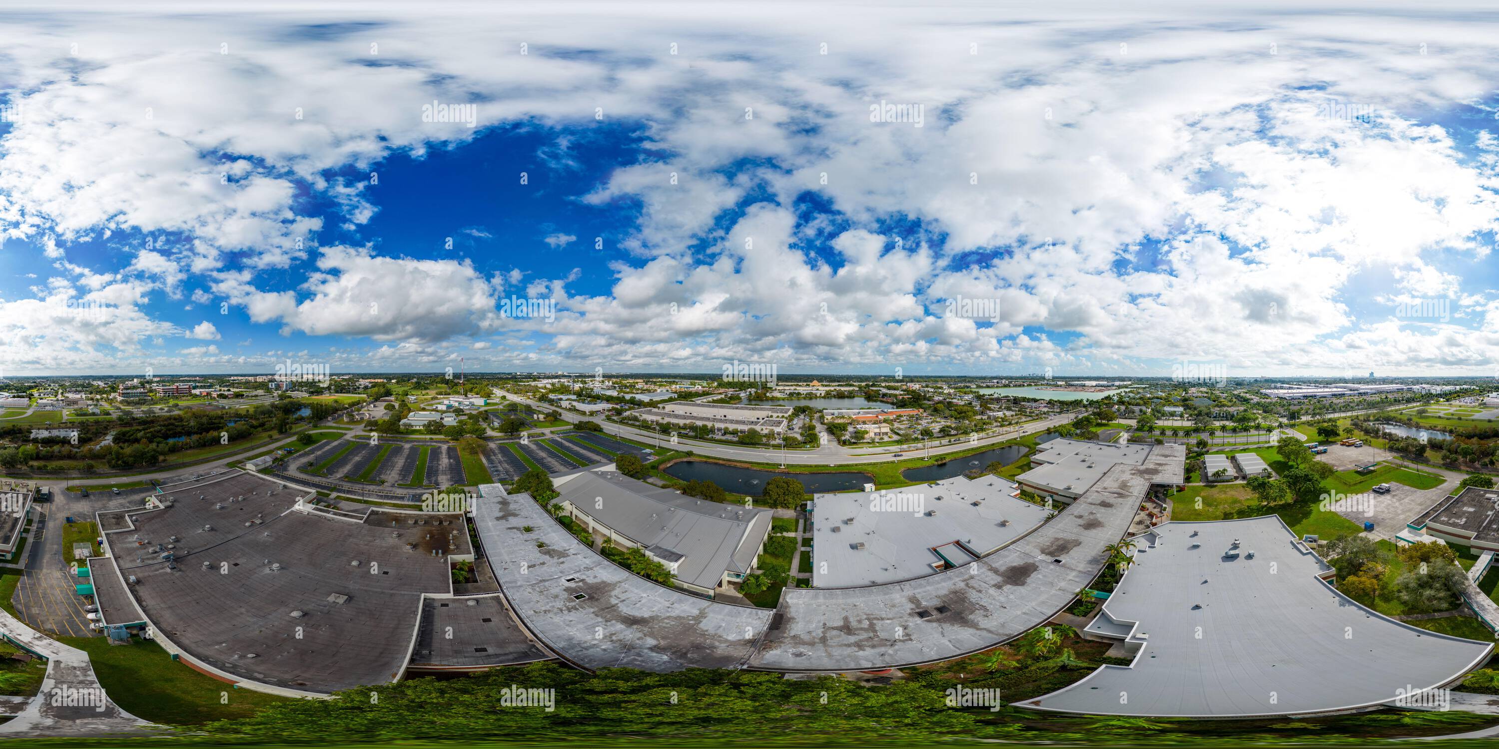 Visualizzazione panoramica a 360 gradi di DAVIE, FL, USA - 4 gennaio 2022: Fotografia aerea 360 equirettangolare del McFatter Technical College e della High School