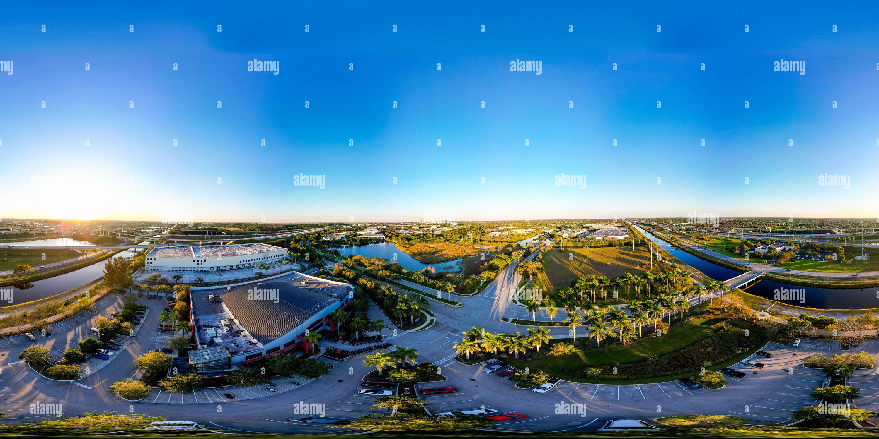 Visualizzazione panoramica a 360 gradi di Sunrise, FL, USA - 6 gennaio 2022: Foto aerea 360 equirettangolare della concessionaria Alligator Alley Harley Davidson