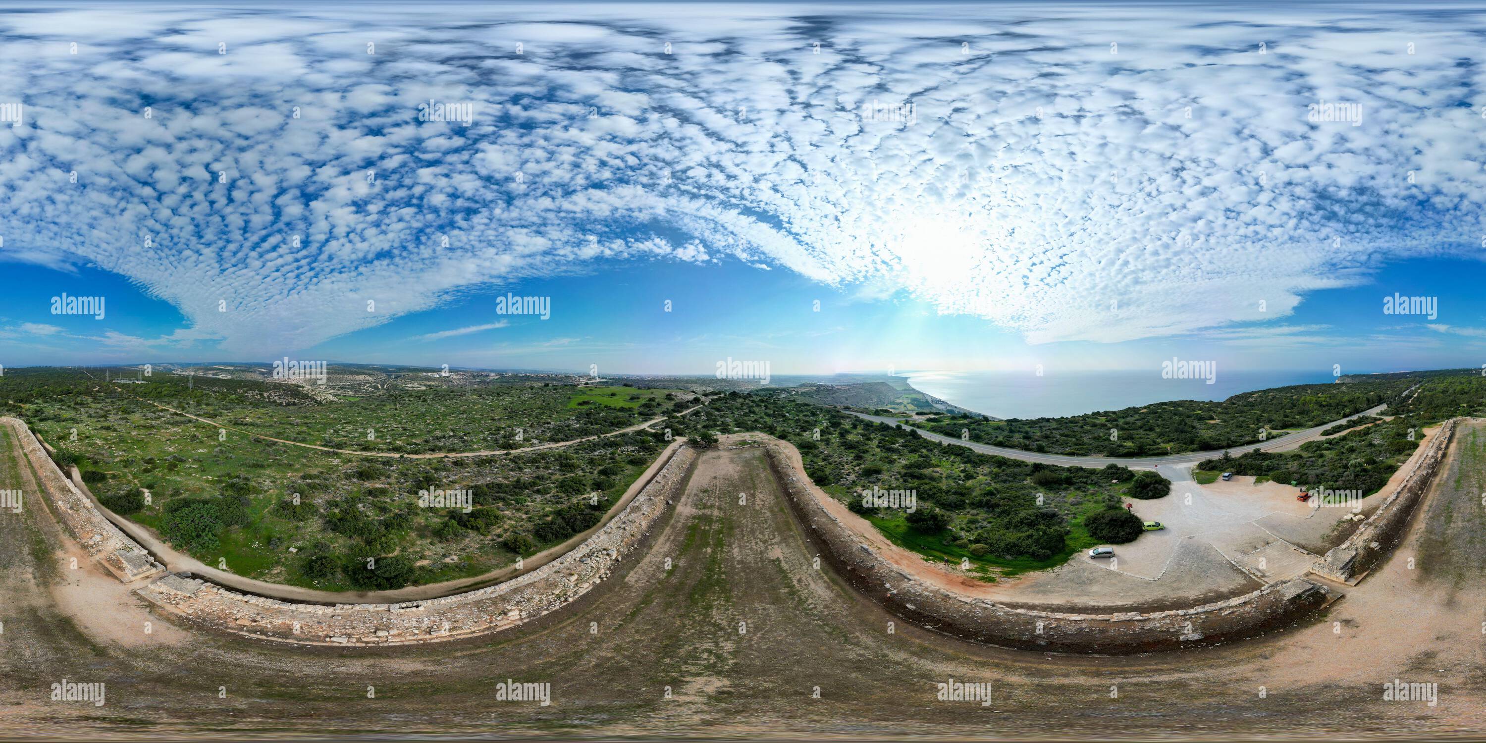 Visualizzazione panoramica a 360 gradi di Il Kourion Stadium è l'unico stadio antico di Cipro. Con capacità di 6,000 spettatori ed è stato il luogo di eventi pentathlon in tempi antichi.