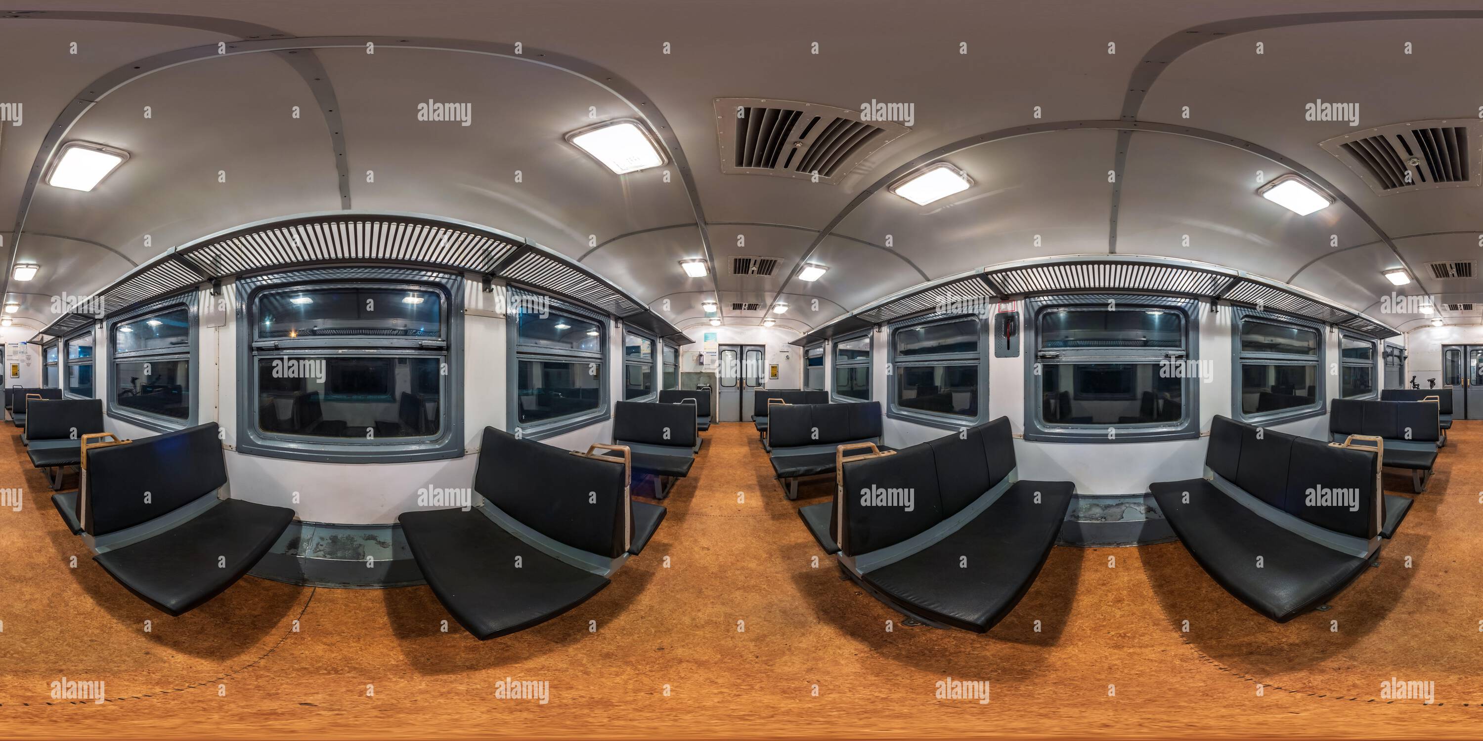 Visualizzazione panoramica a 360 gradi di panorama hdri completamente senza cuciture con vista angolare a 360 gradi all'interno di una carrozza ferroviaria passeggeri a budget vuoto di notte in proiezione equirettangolare