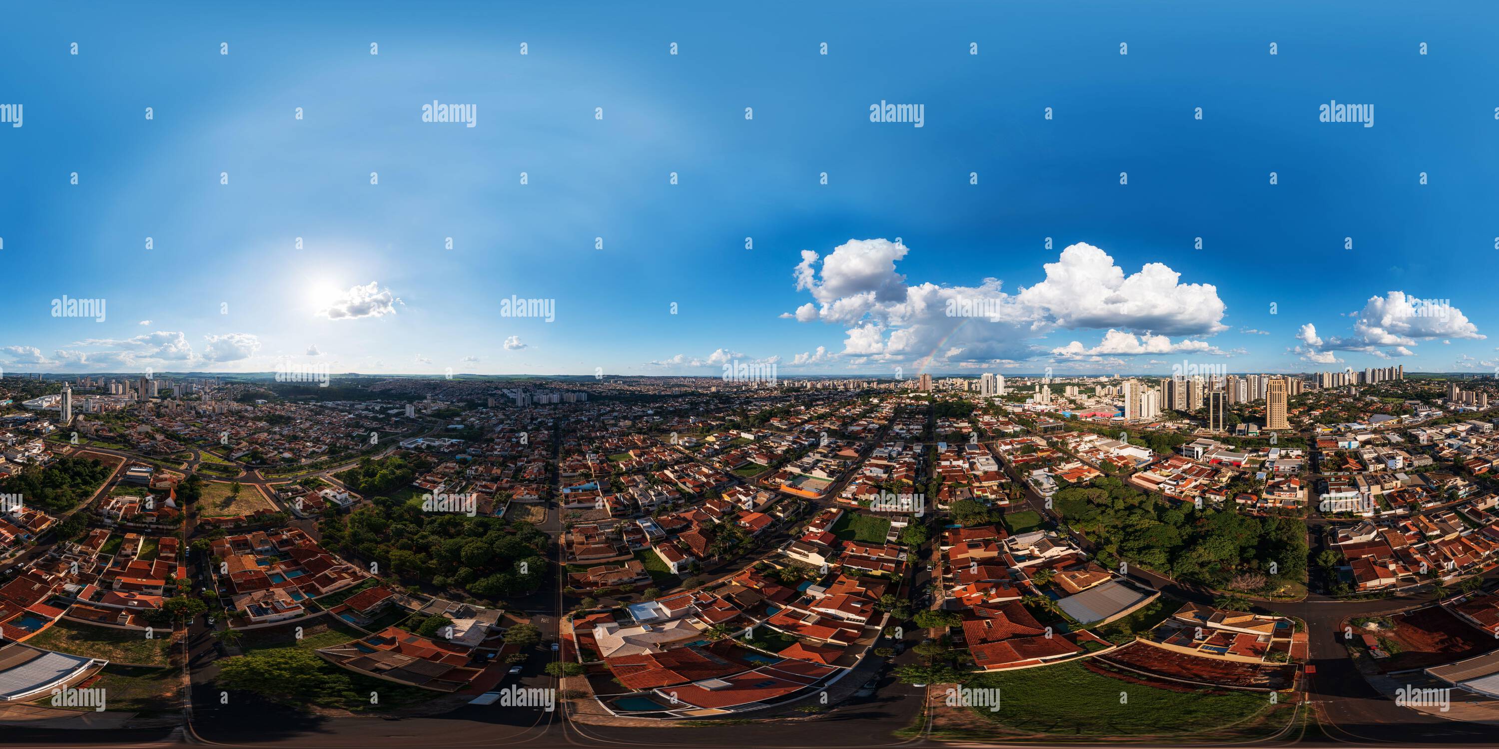 Visualizzazione panoramica a 360 gradi di Ribeirao Preto, Sao Paulo, Brasile, 25 dicembre 2021 - Vista aerea del quartiere Alto da Boa Vista e Avenida Fiusa