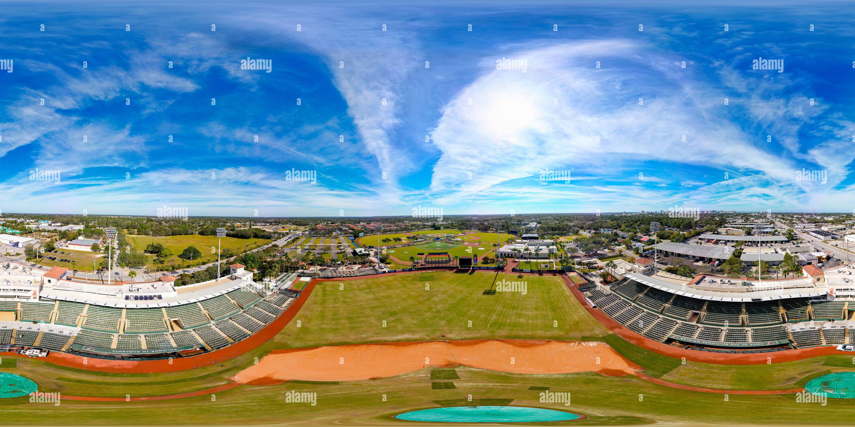 Visualizzazione panoramica a 360 gradi di Sarasota, FL, USA - 18 gennaio 2023: Drone aereo 360 foto panoramica sferica equirettangolare ed Smith Stadium Baseball Field and Park