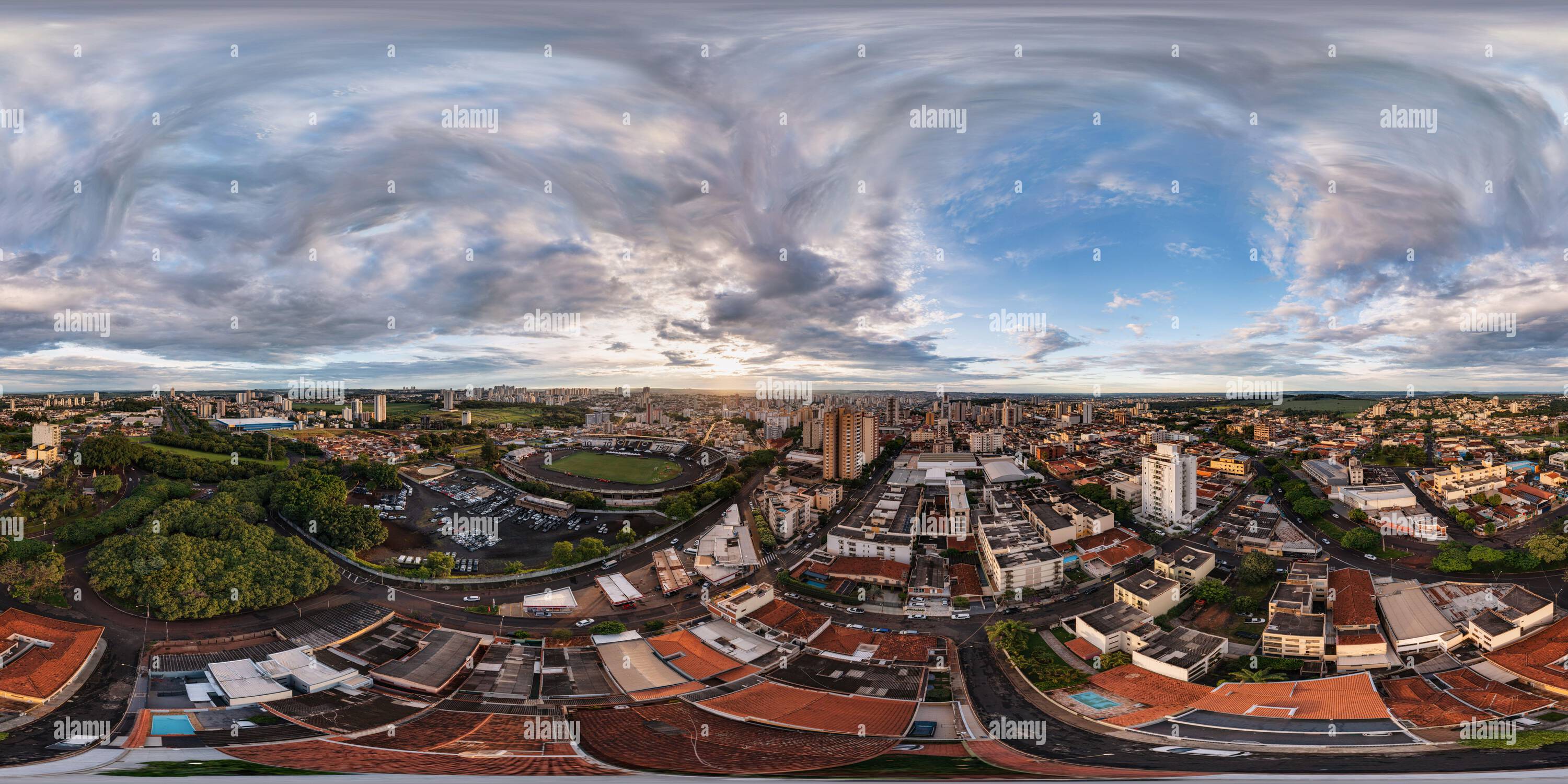 Visualizzazione panoramica a 360 gradi di Vista aerea del quartiere Jardim Paulista, dello stadio Doctor Francisco de Palma Travassos e di una parte del centro, con un bellissimo tramonto