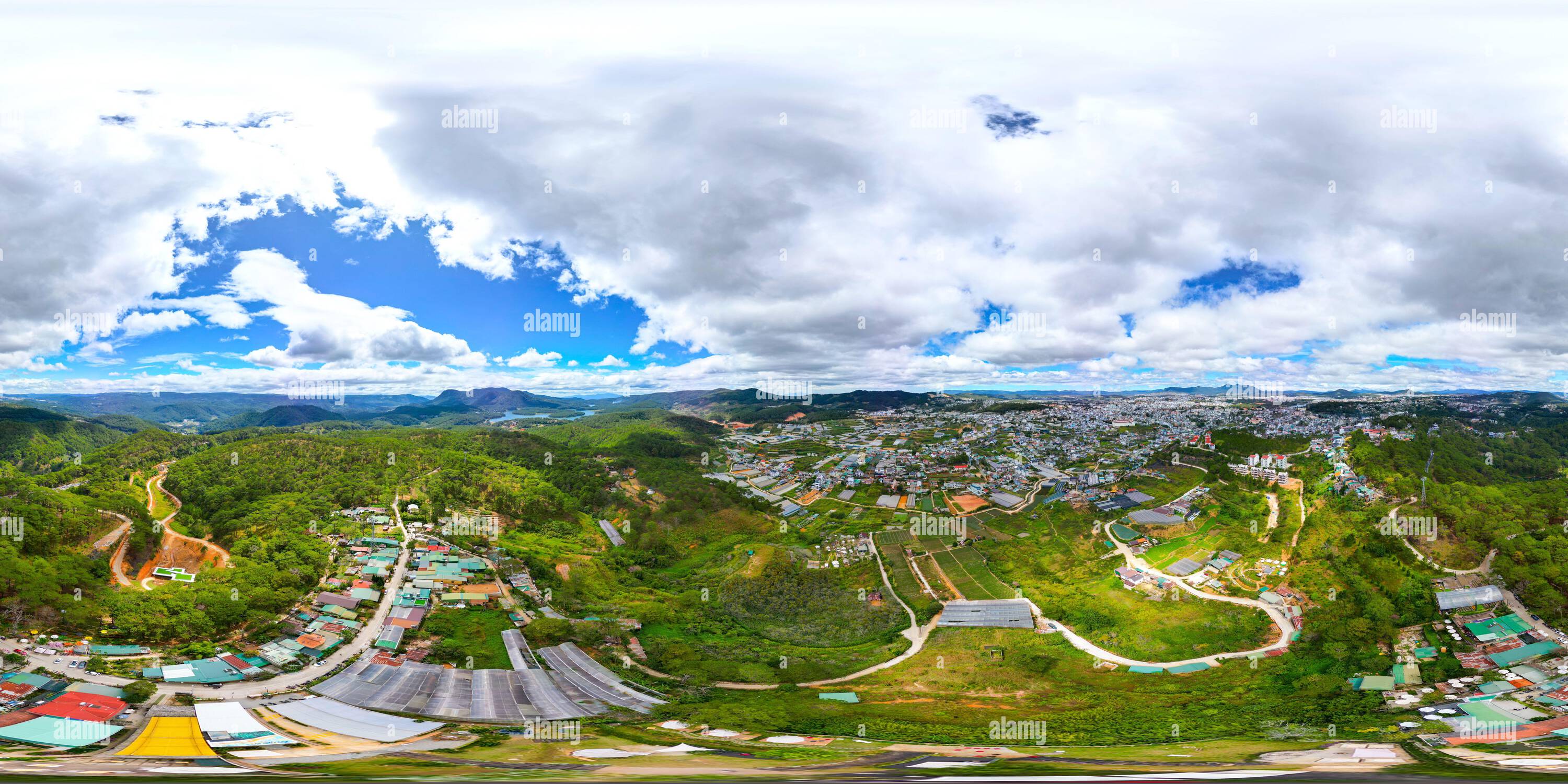 Visualizzazione panoramica a 360 gradi di 360 Panorama del Passo panoramico di Prenn nella città di da Lat, Vietnam: Una vista mozzafiato del paesaggio urbano, del cielo blu e delle maestose montagne sull'orizzonte
