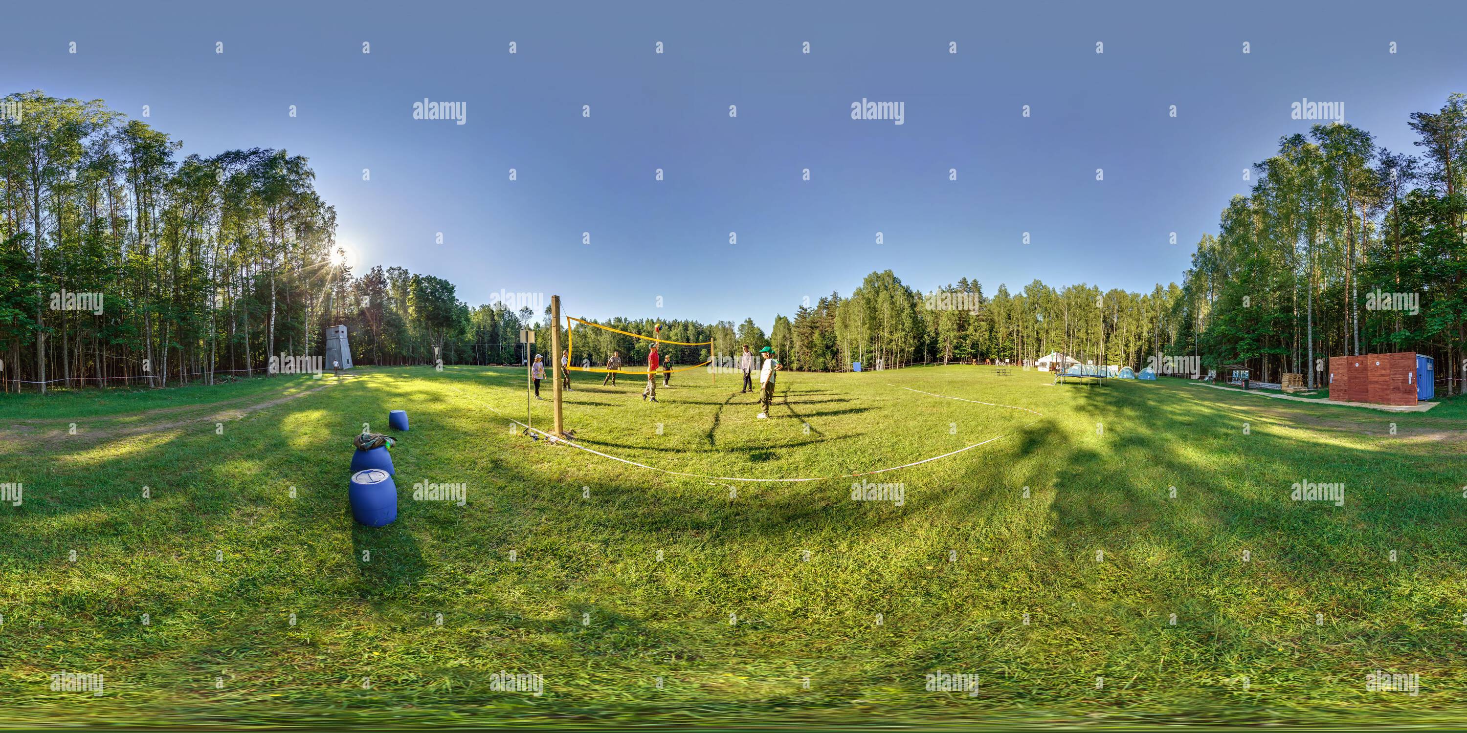 Visualizzazione panoramica a 360 gradi di MINSK, BIELORUSSIA - LUGLIO 2021: Full seamless sferico hdr 360 panorama gruppo di pionieri o boy scout giocare a pallavolo nel campo forestale con lo sport gro