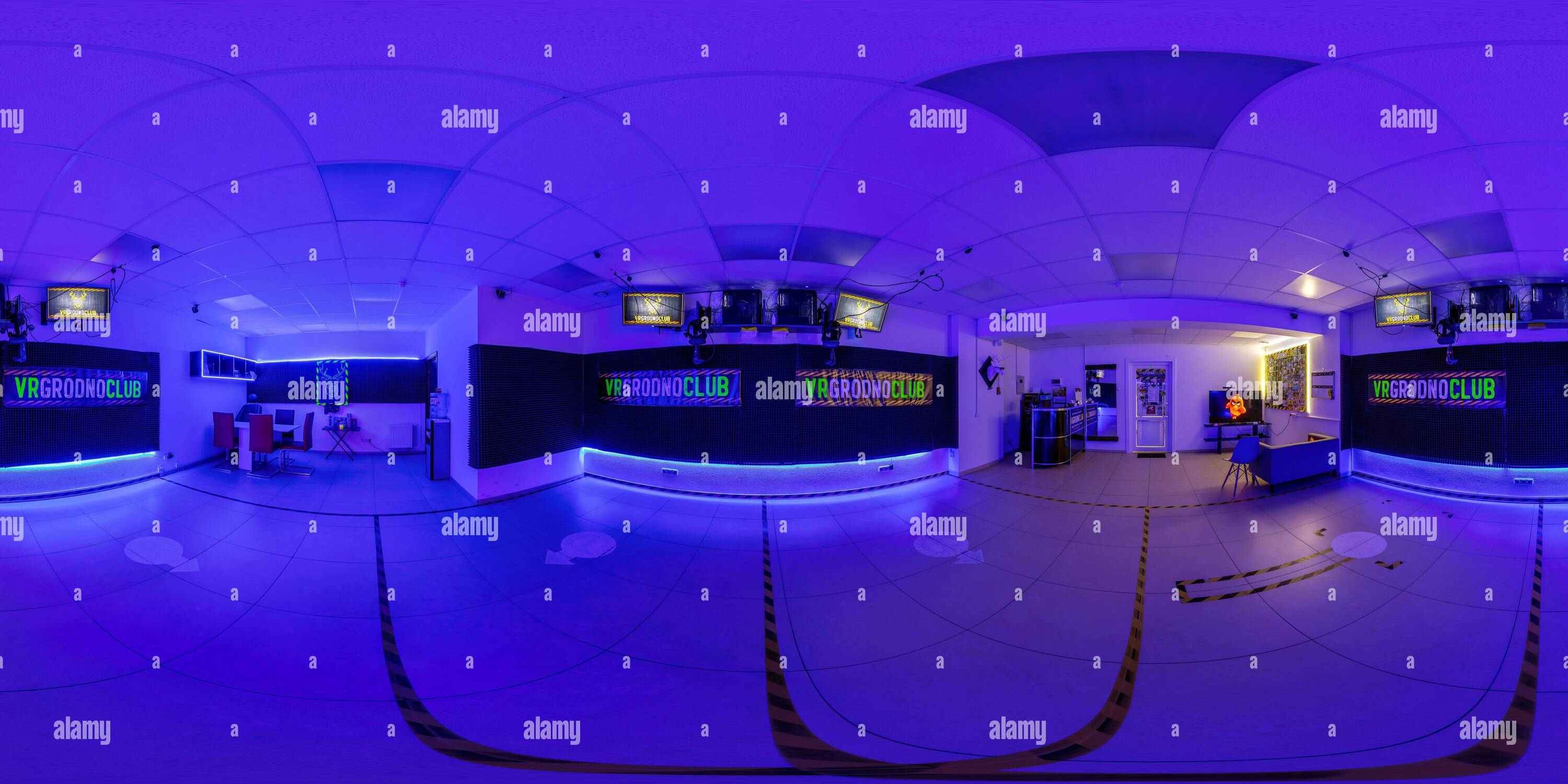 Visualizzazione panoramica a 360 gradi di MINSK, BIELORUSSIA - MAGGIO 2021: Panorama hdr completamente sferico a 360 gradi all'interno della sala del club di gioco con luce al neon blu in proiezione equirettangolare,