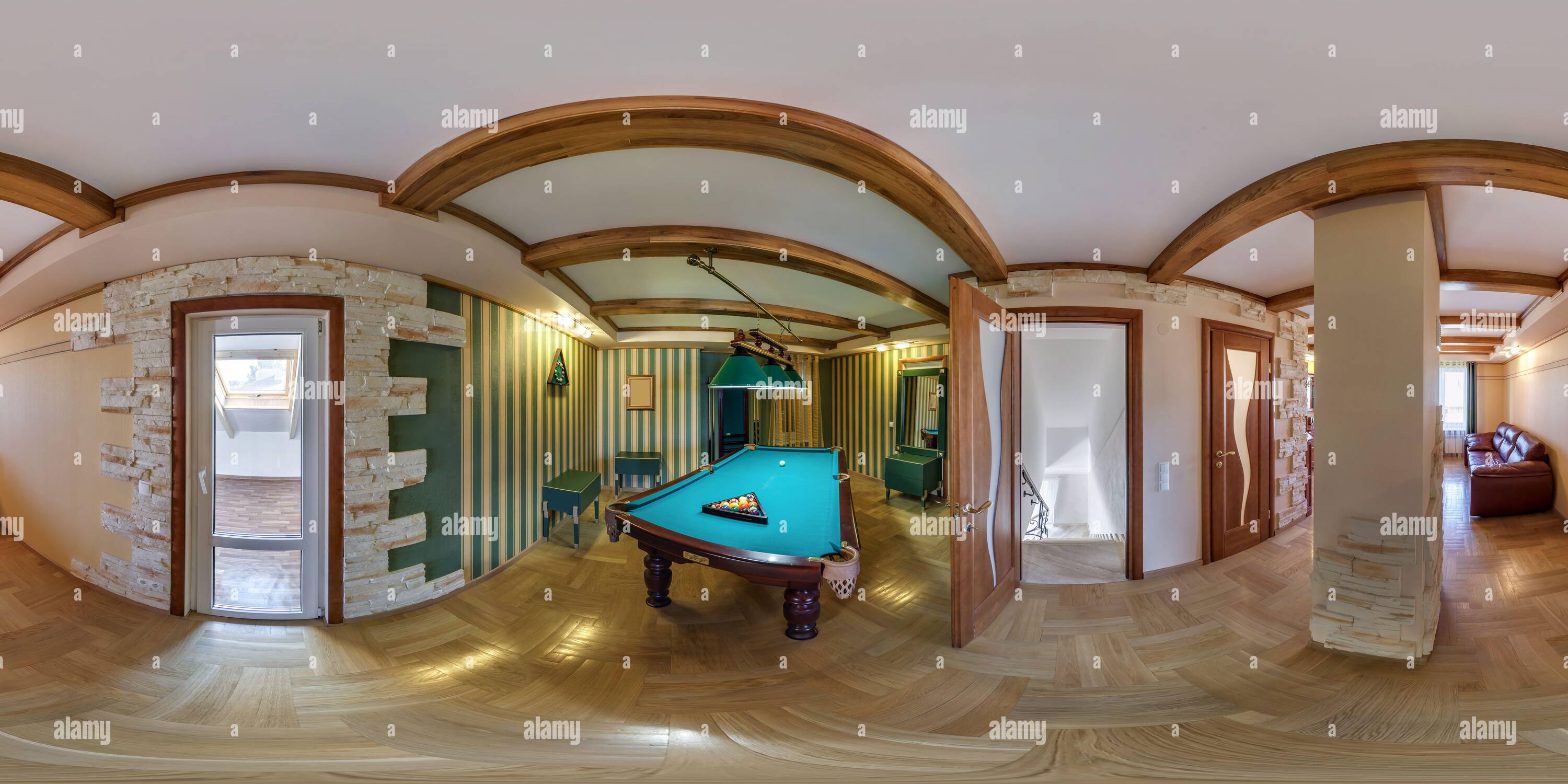 Visualizzazione panoramica a 360 gradi di 360 hdri panorama in sala biliardo interna in legno in proiezione sferica equidistante e senza cuciture. Contenuti VR,