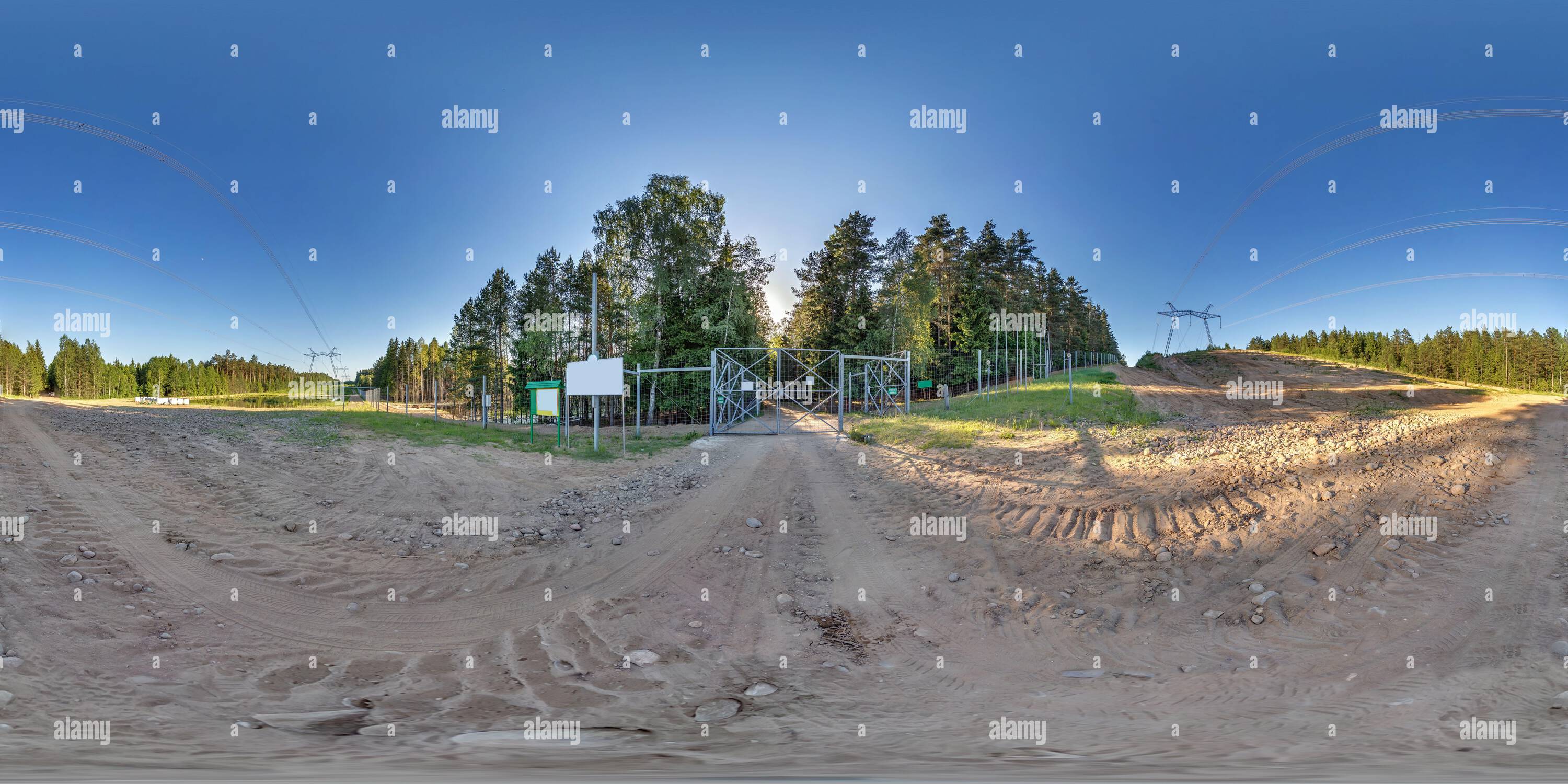 Visualizzazione panoramica a 360 gradi di panorama hdri 360 completamente senza cuciture sulla strada sterrata di fronte alla recinzione della zona proibita, confine o riserva nella foresta di raffineria in pr sferico equirettangolare