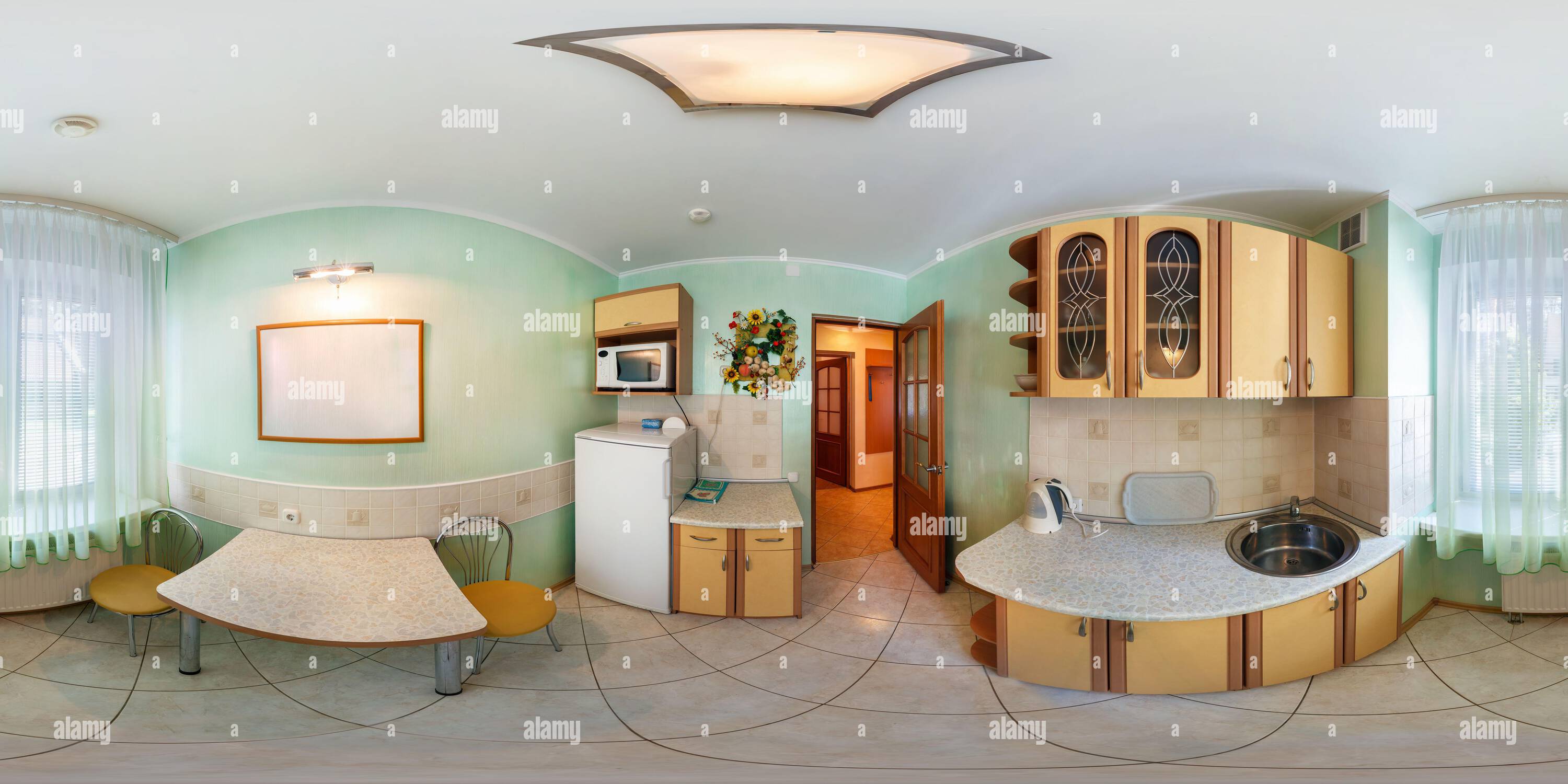 Visualizzazione panoramica a 360 gradi di Completamente senza cuciture sferica hdri 360 vista panoramica all'interno di piccola cucina in appartamenti moderni con mobili in proiezione equirettangolare, VR