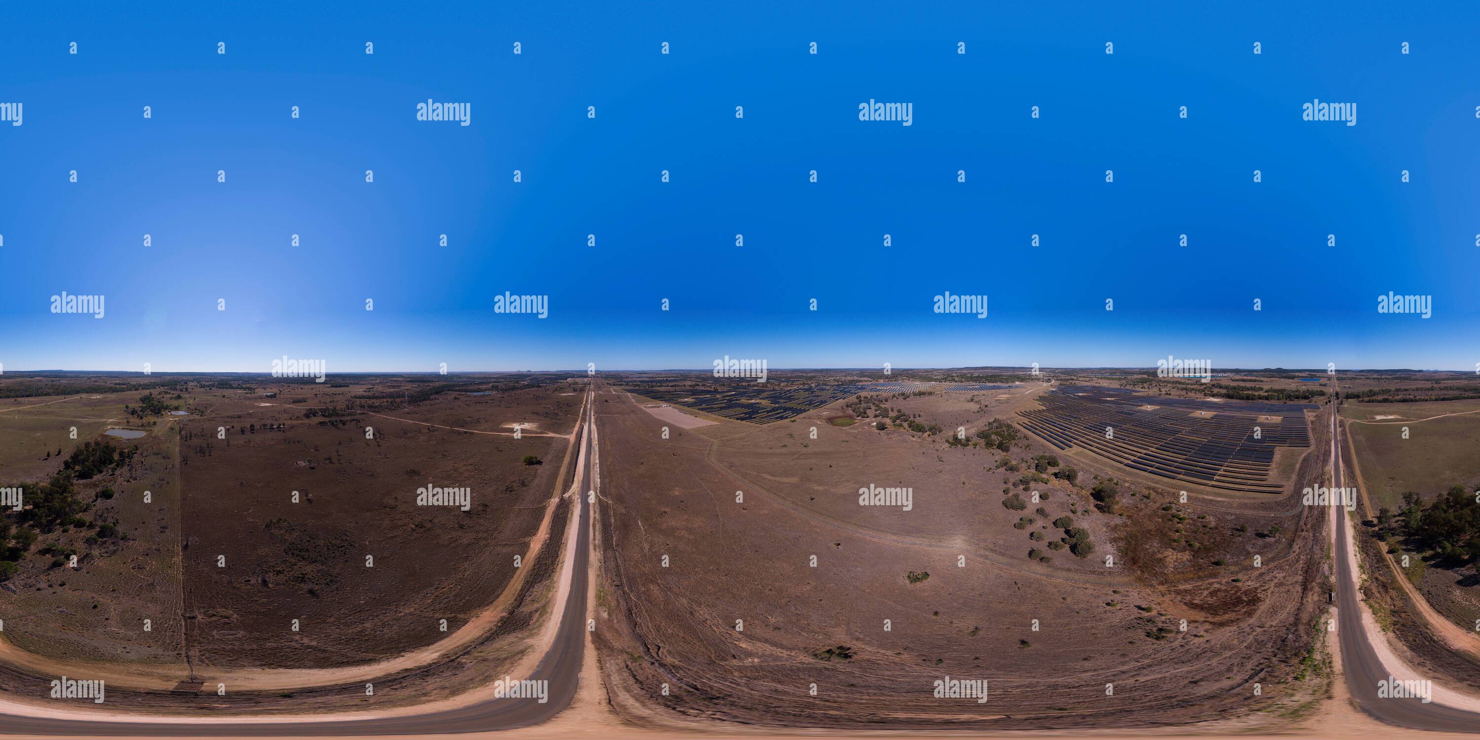 Visualizzazione panoramica a 360 gradi di Panorama aereo 360 della fattoria solare che carica la prima Tesla Big Battery del Queensland a Wandoan South Queensland Australia.