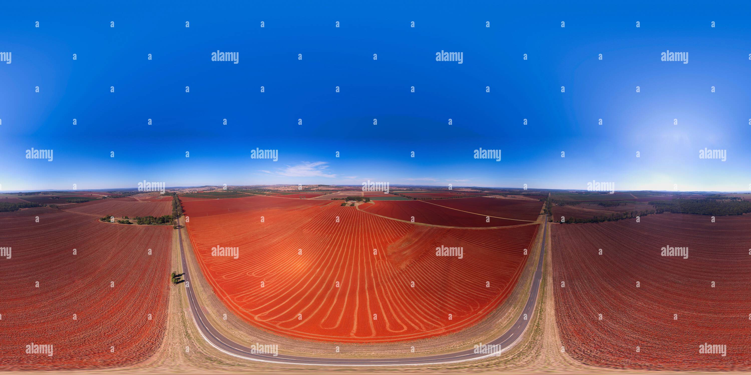 Visualizzazione panoramica a 360 gradi di Panorama aereo 360 di suolo vulcanico rosso appena arato pronto per la piantagione vicino Wooroolin Queensland Australia