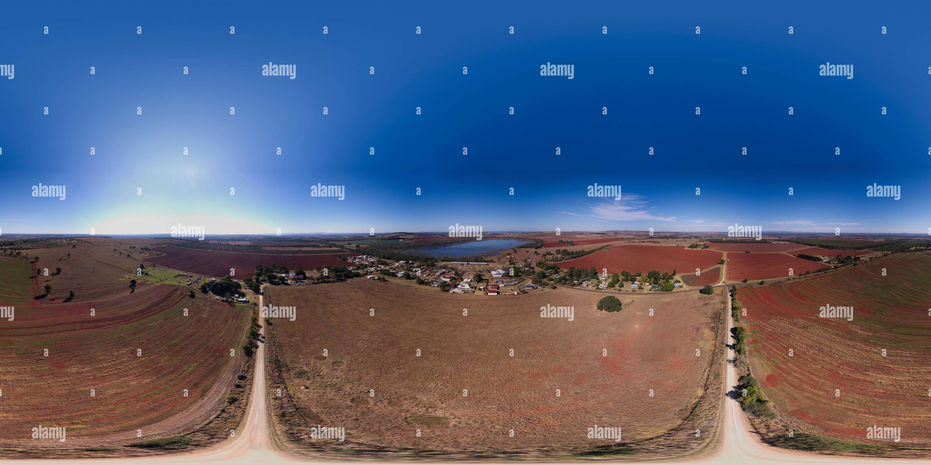 Visualizzazione panoramica a 360 gradi di Panorama aereo 360 di Wooroolin e zone umide nella regione di Burnett Sud, Queensland Australia