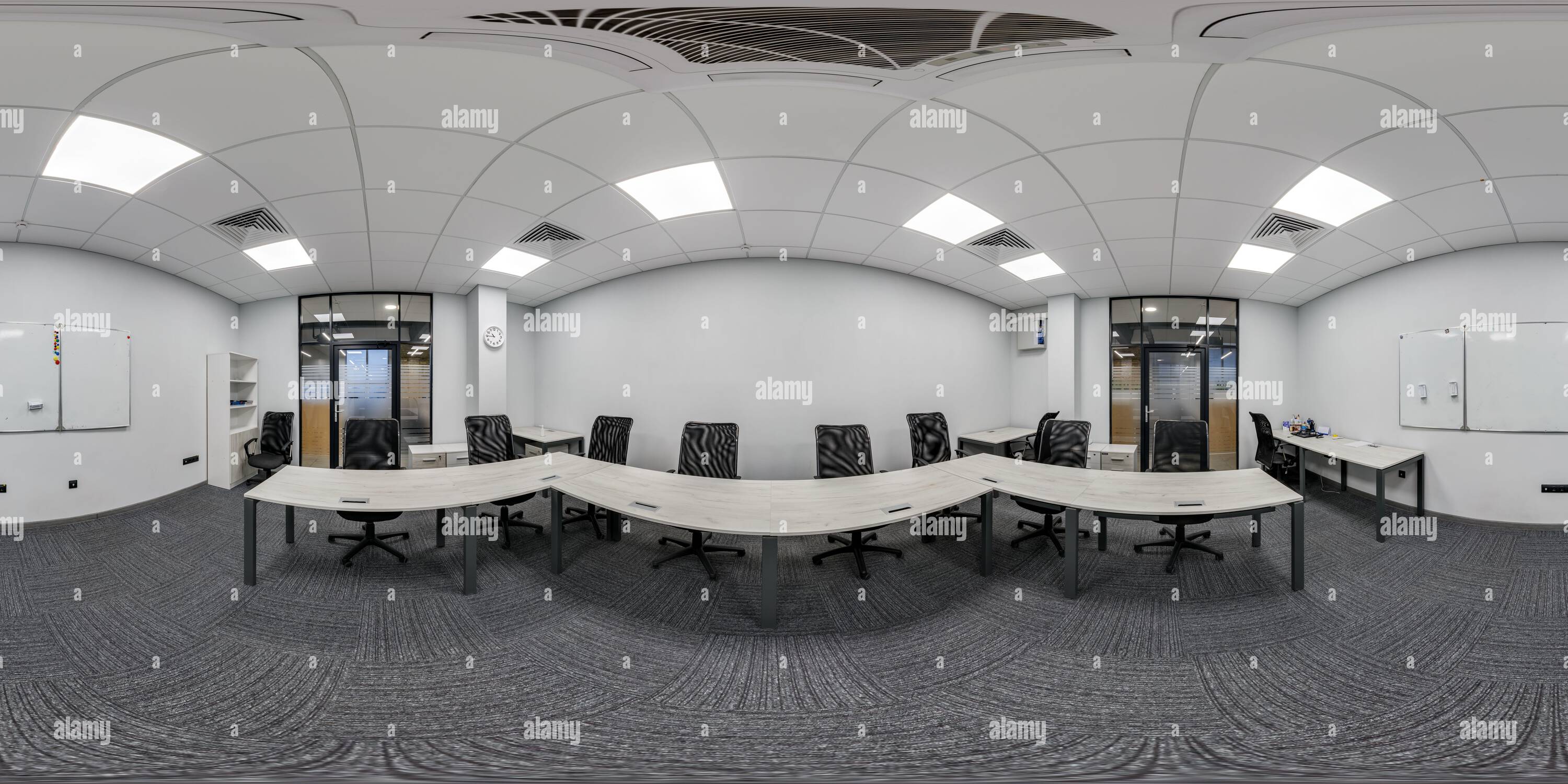 Visualizzazione panoramica a 360 gradi di hdri completamente sferico panorama hdri 360 perfettamente integrato all'interno di una sala conferenze vuota per riunioni di lavoro in proiezione equirettangolare. Contenuto di AR VR,