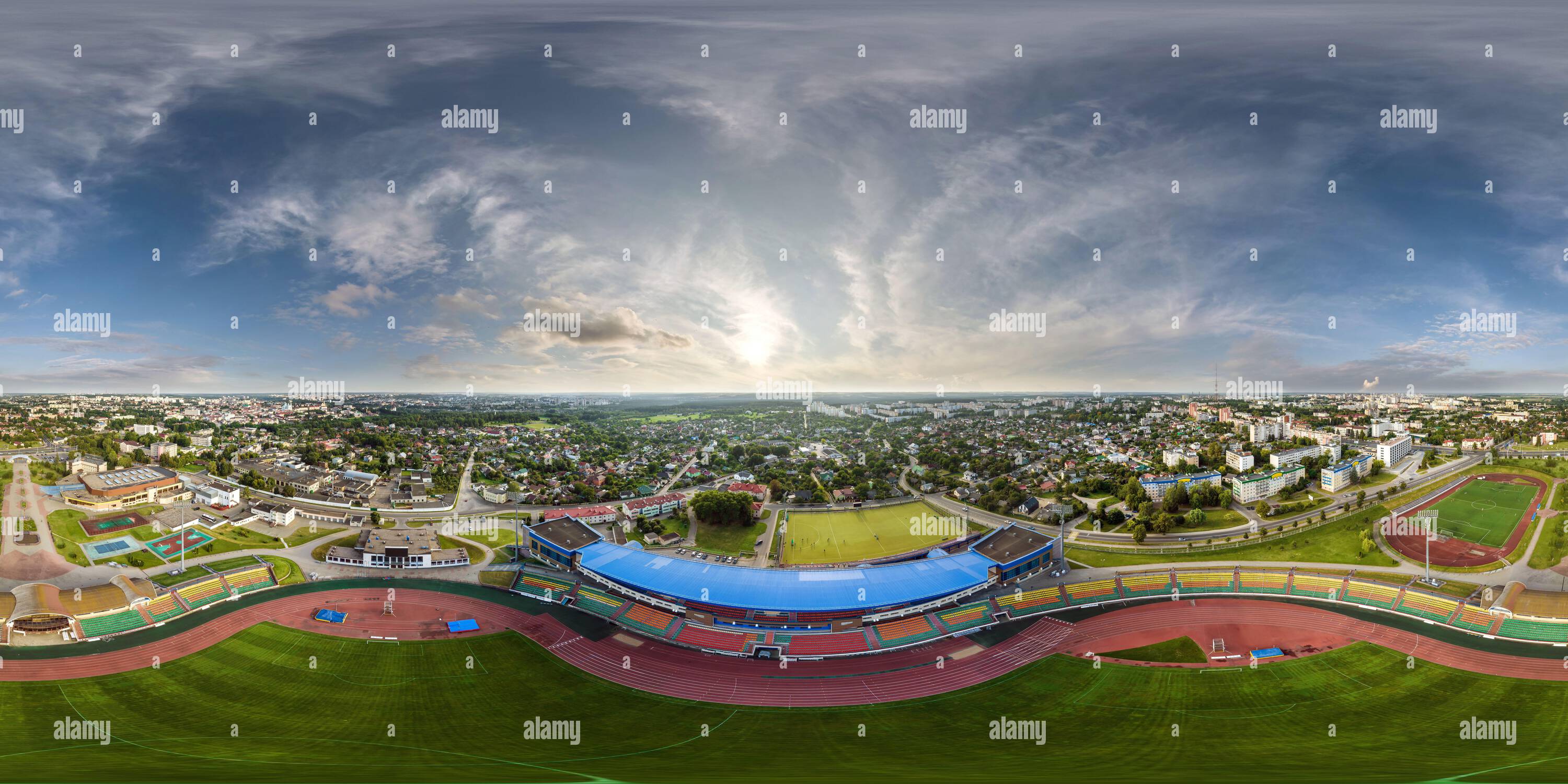 Visualizzazione panoramica a 360 gradi di vista panoramica aerea 360 hdri dall'alto su stadio vuoto o complesso sportivo in proiezione sferica equirettangolare senza cuciture, pronta per l'uso come rappresentante sky