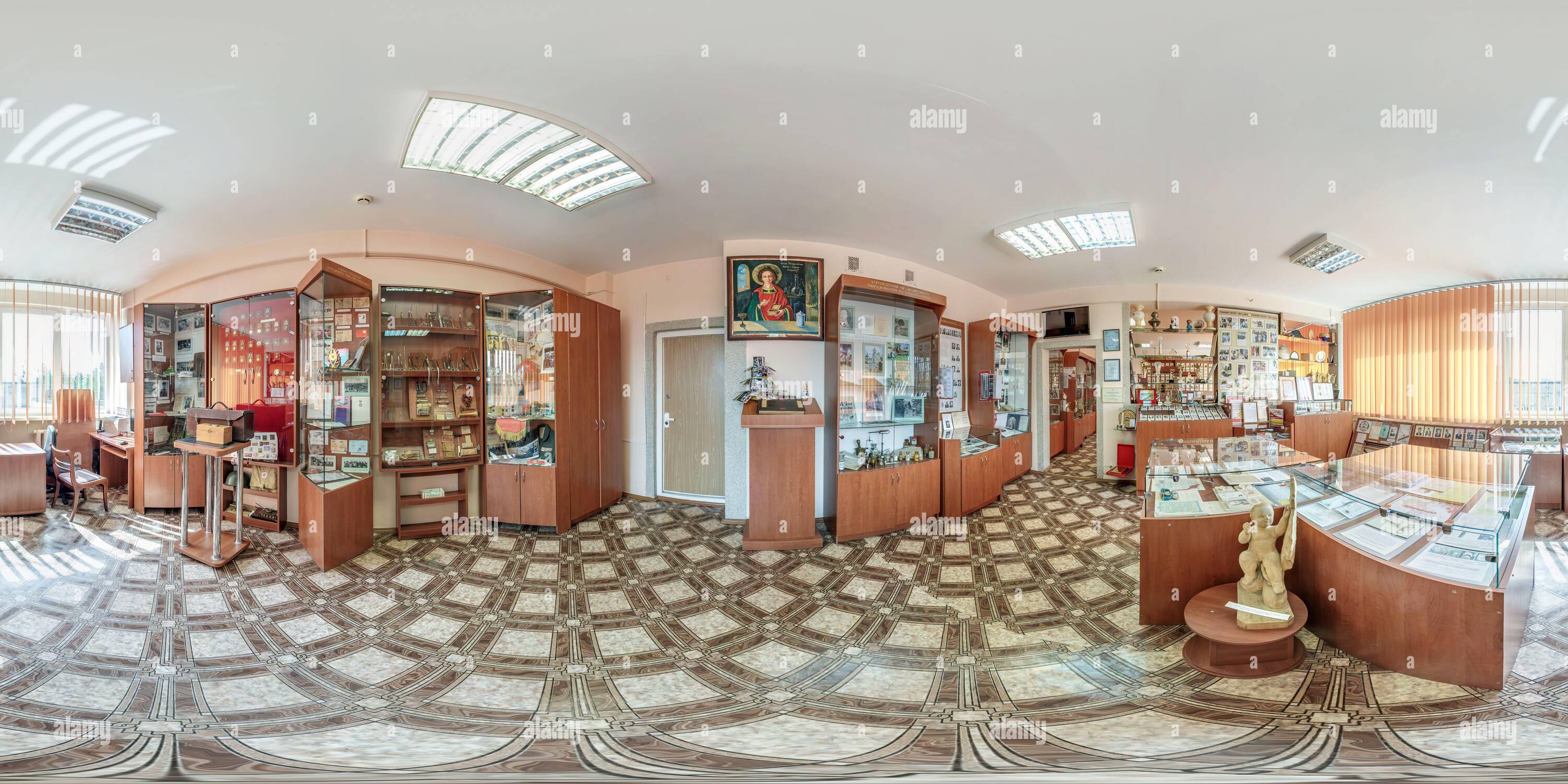 Visualizzazione panoramica a 360 gradi di MINSK, BIELORUSSIA - MAGGIO, 2022: Vista panoramica sferica completa 360 hdri nella sala interna del museo medico in proiezione equidistante equirettangolare. VR conten. (Contatto VR