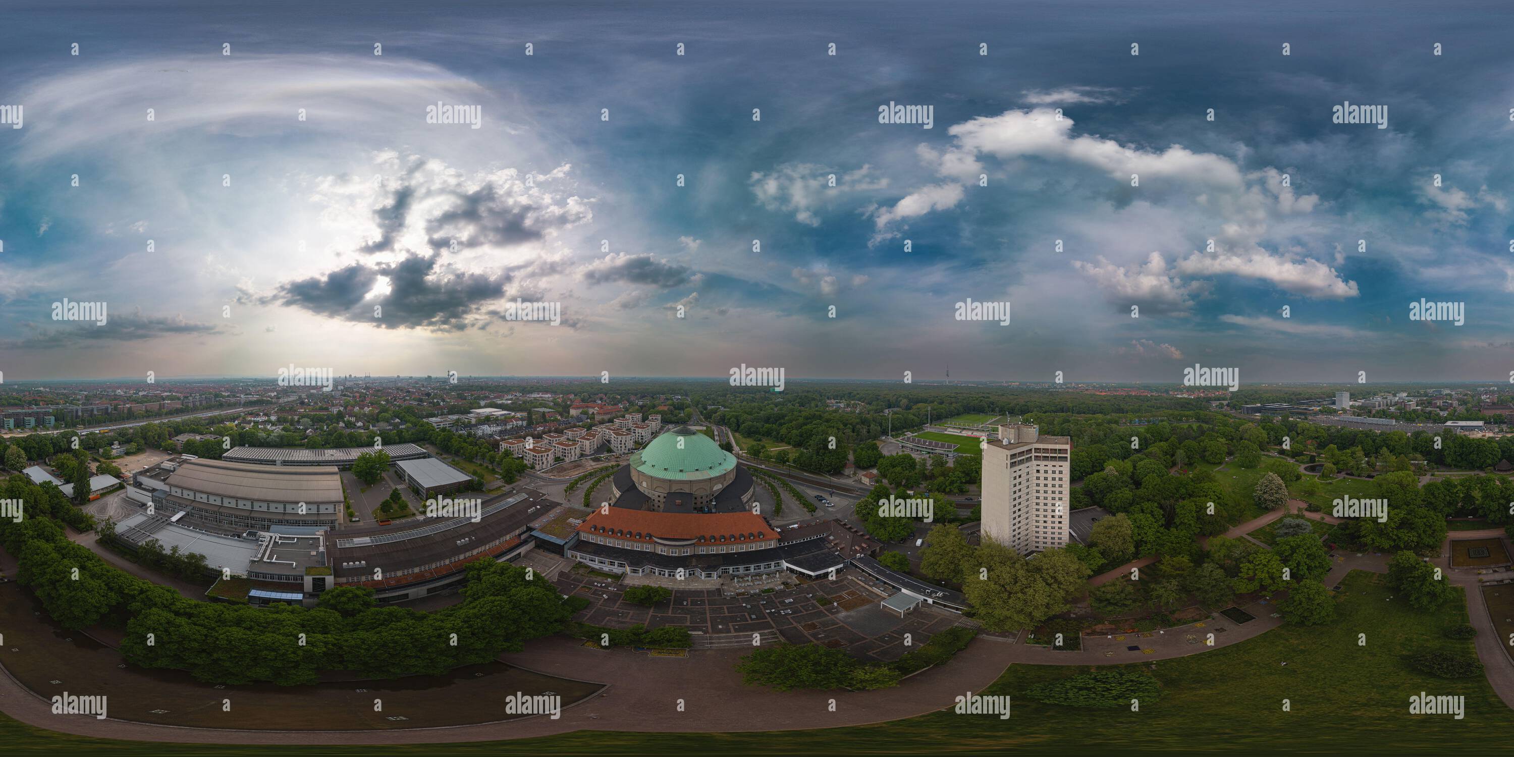 Visualizzazione panoramica a 360 gradi di Hannover, bassa Sassonia / Germania - 24 maggio 2023: Vista aerea del Centro Congressi di Hannover. Hannover è la capitale della bassa Sassonia a Germa