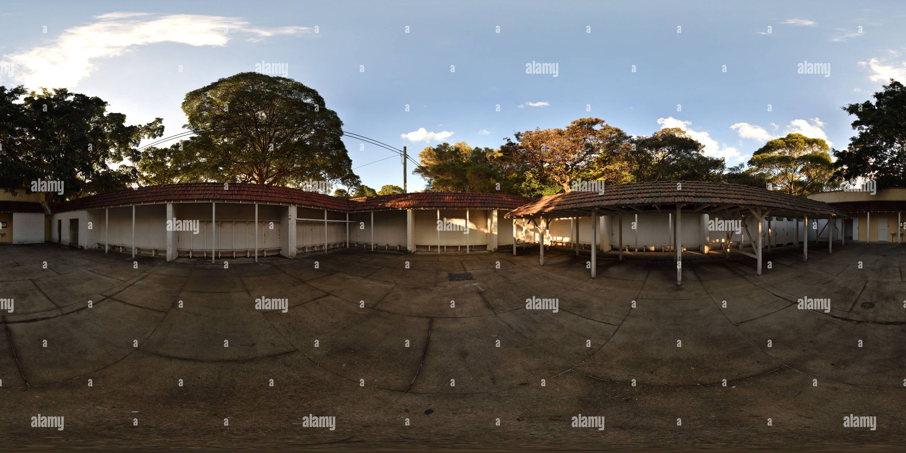 Visualizzazione panoramica a 360 gradi di Nielsen Park Dressing Pavilion (1932) Vista interna dell'edificio in stucco di mattoni a tetto aperto Mens area 360° Panorama - Sydney, Australia